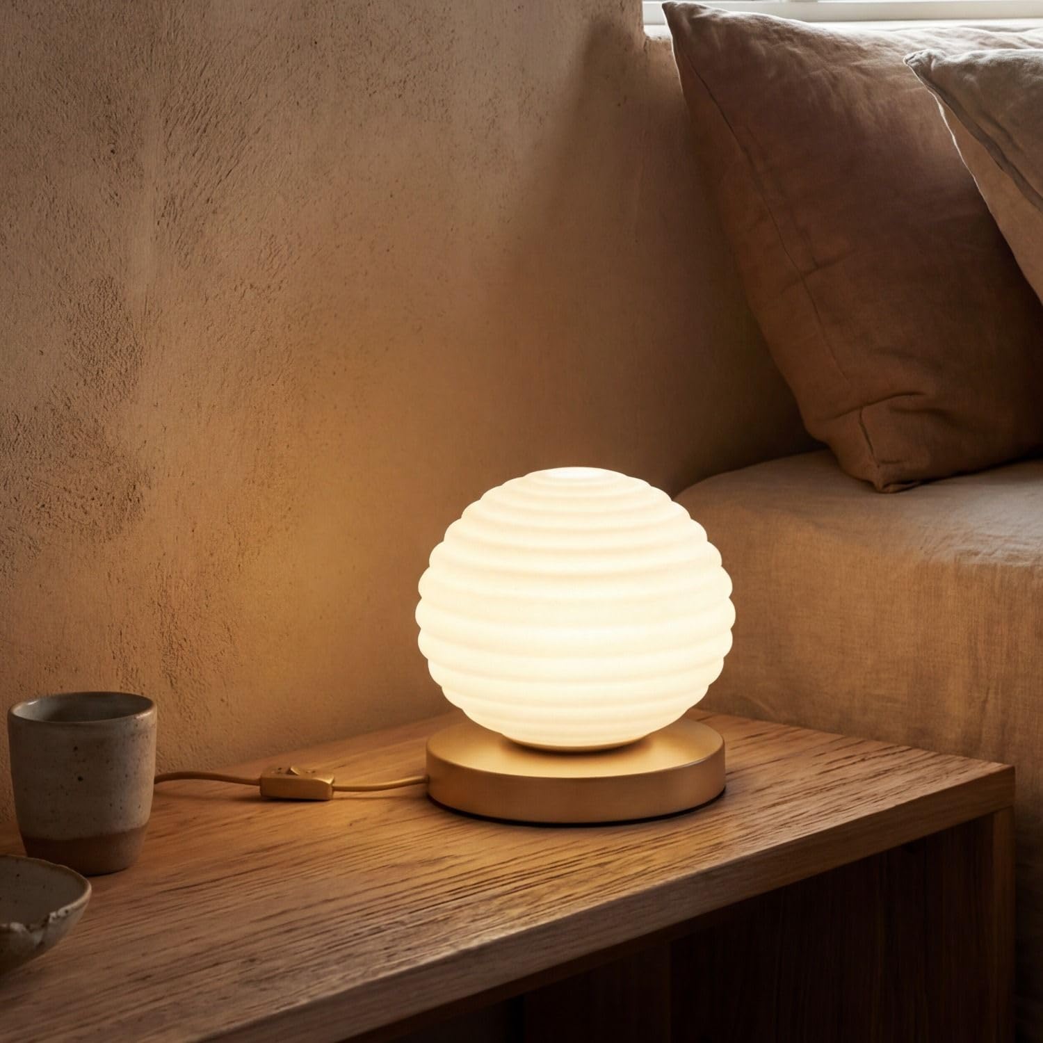 Lampada da tavolo moderna in vetro e metallo bianco e oro con superficie rigata interruttore a cavo per soggiorno scrivania E27 16,5 cm Ø18 cm rotonda per camera da letto