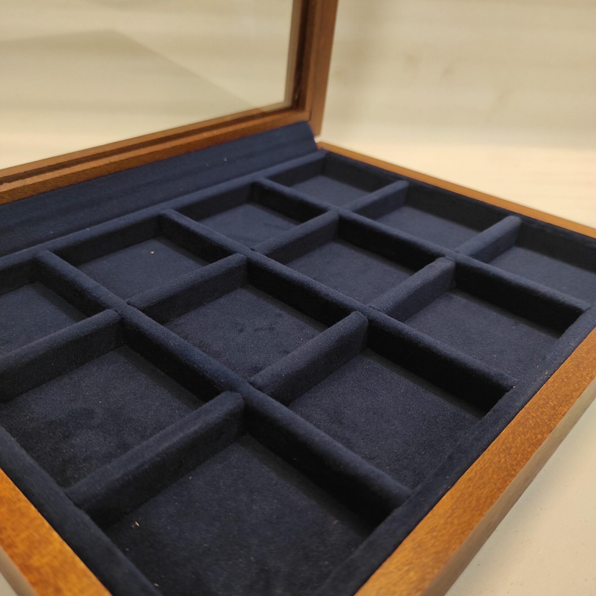 Caja Expositora de Madera con Forro de Terciopelo para Monedas y Anillos – Estuche Artesanal para Coleccionistas, Joyas, Medallas y Pequeños Recuerdos
