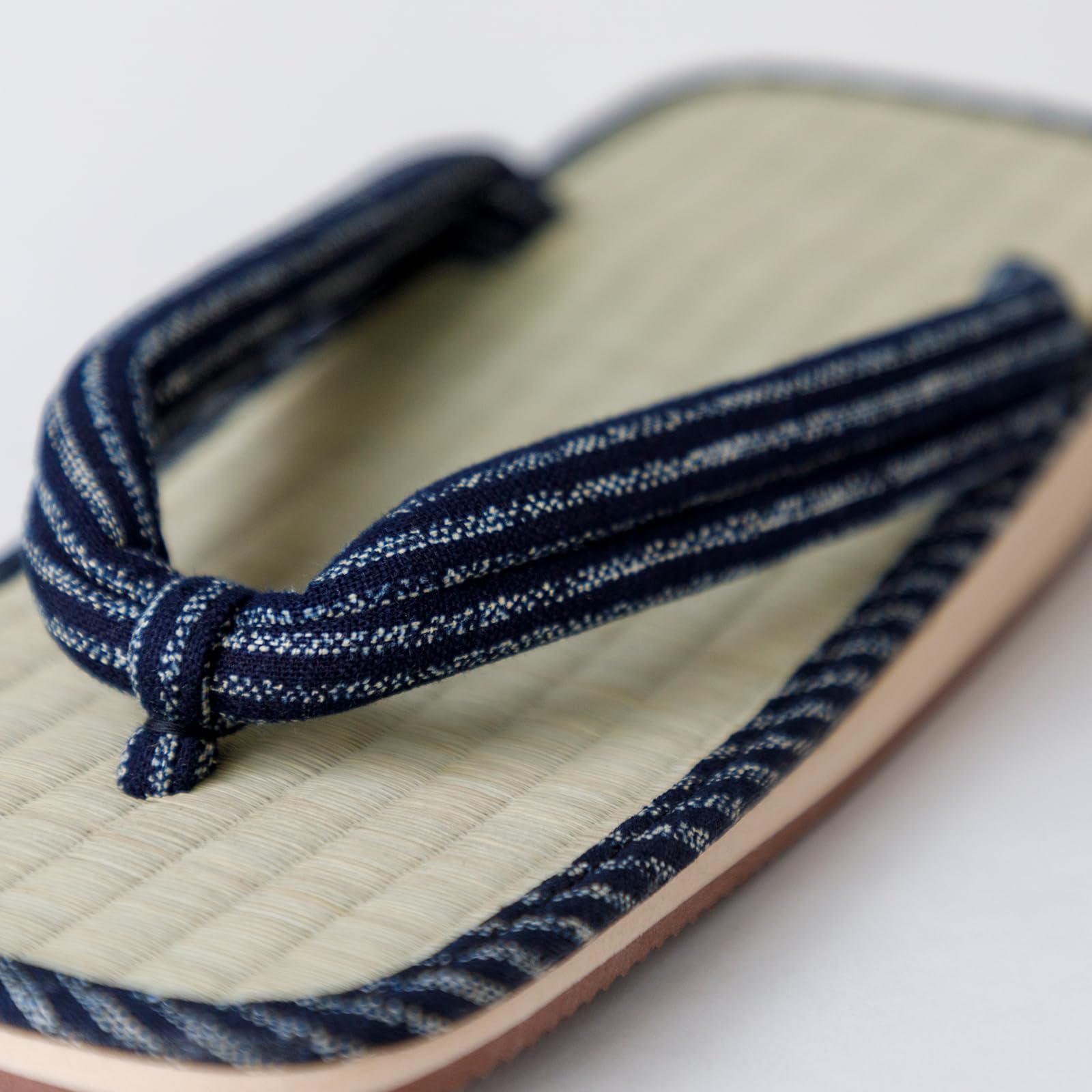 Asayu Japan Sandales Traditionnelles Japonaises en Igusa, Fabriquées au Japon, Tatami Zori, Absorbantes et Résistantes aux Odeurs - Rayures Bleues, Taille Homme EU 40 à 43.
