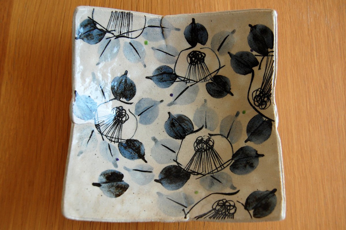 九谷焼　虚空蔵窯（石川県能美市）緑地に椿柄　角皿　縦約21.5cm　横約34cm 九谷焼 虚空蔵窯（石川県能美市）緑地に椿柄 皿2種4枚組 九谷焼