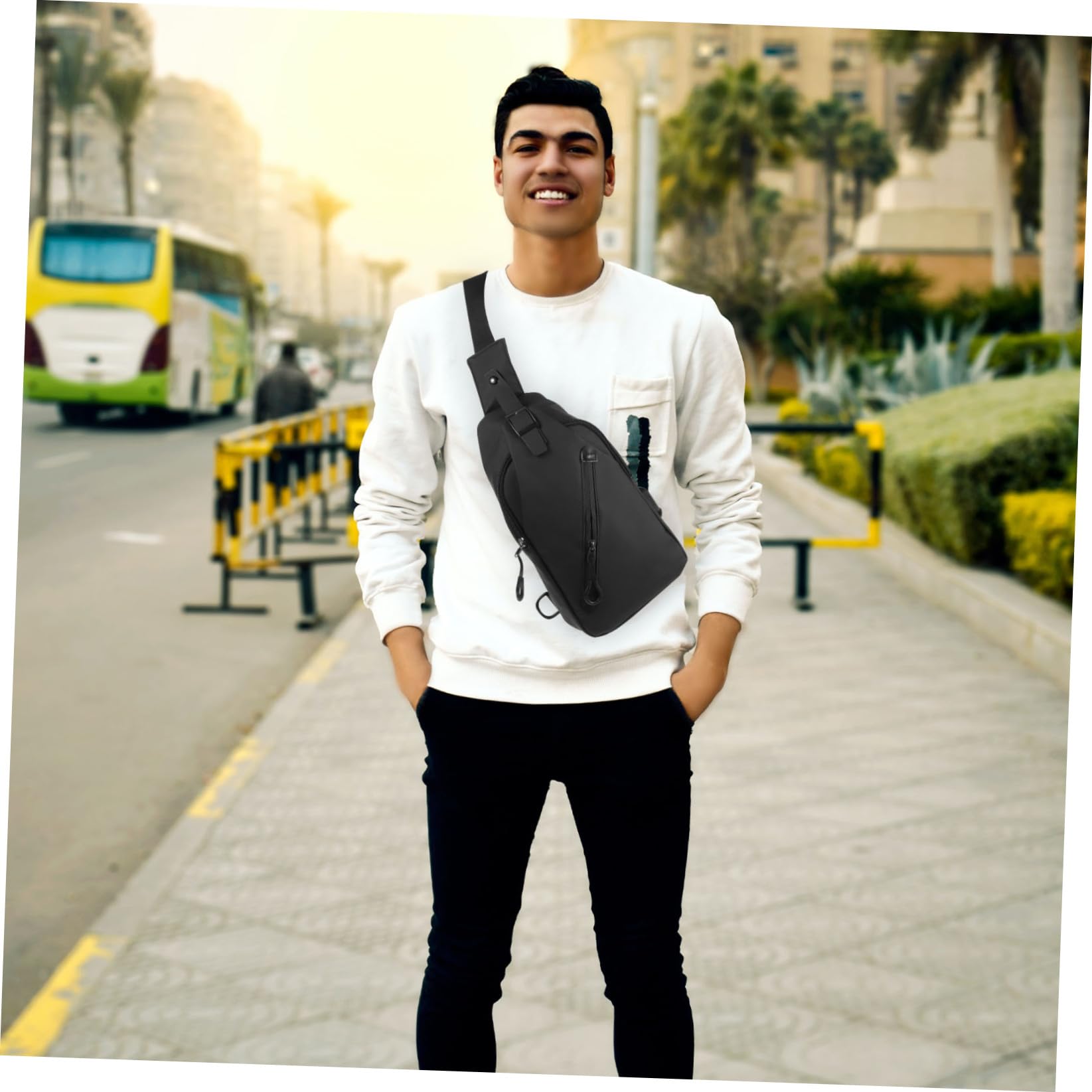 Gatuida Bolso Bandolera Para Hombre Puerto Usb Funcional Bolsa De Pecho Deportiva Negra Para Uso Diario y Outdoor Tamaño Compacto