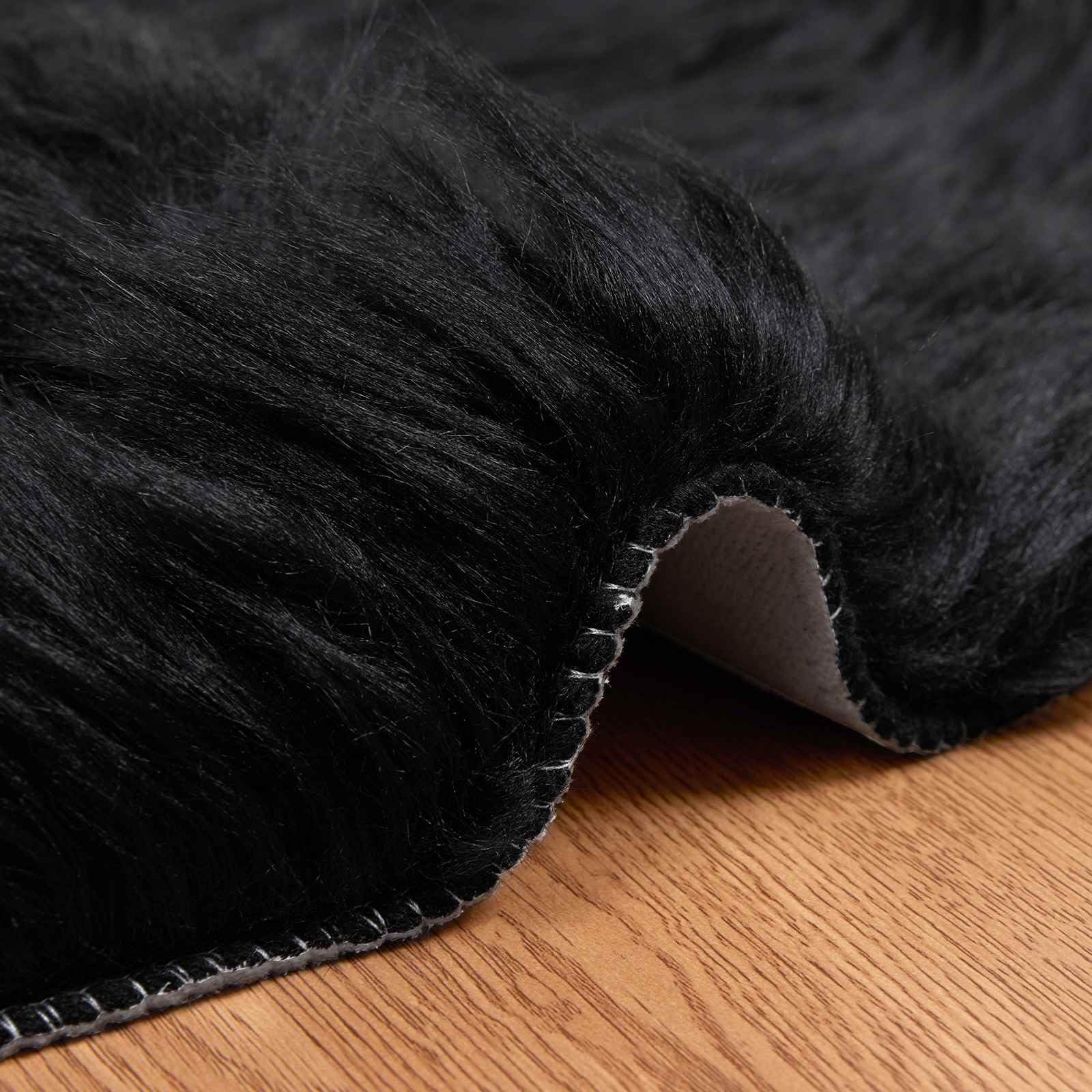 Tappeto in Finta Pelle di Pecora Nero 80x120 cm Per Interni | Morbido scendiletto sagomato a pelo lungo per soggiorno e camera da letto, dona calore alla casa.