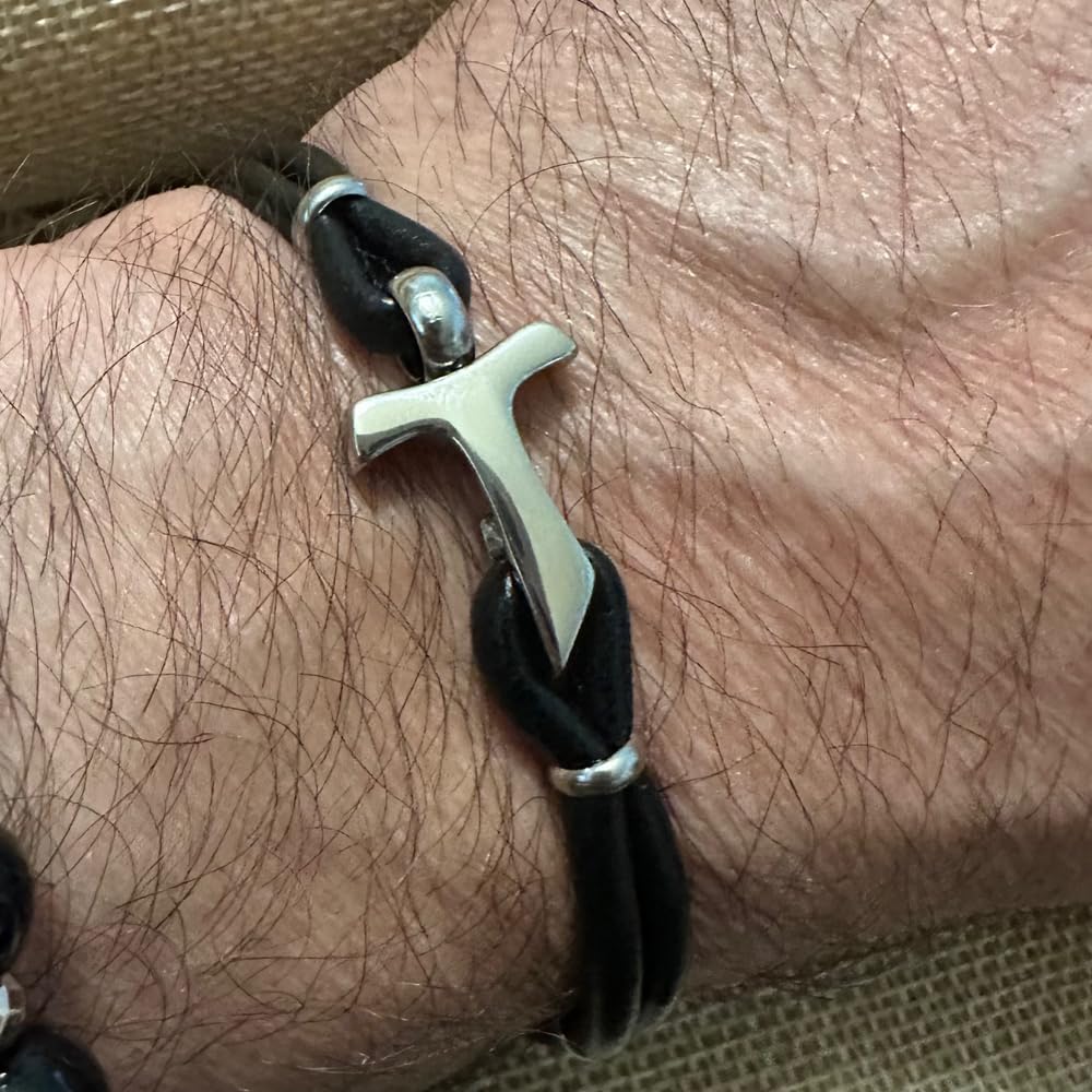 Bracciale Uomo Tau Francescano in Acciaio e Pelle – Gioiello Religioso con Croce Tau, Accessorio Spirituale Regolabile – Idea Regalo Cristiana