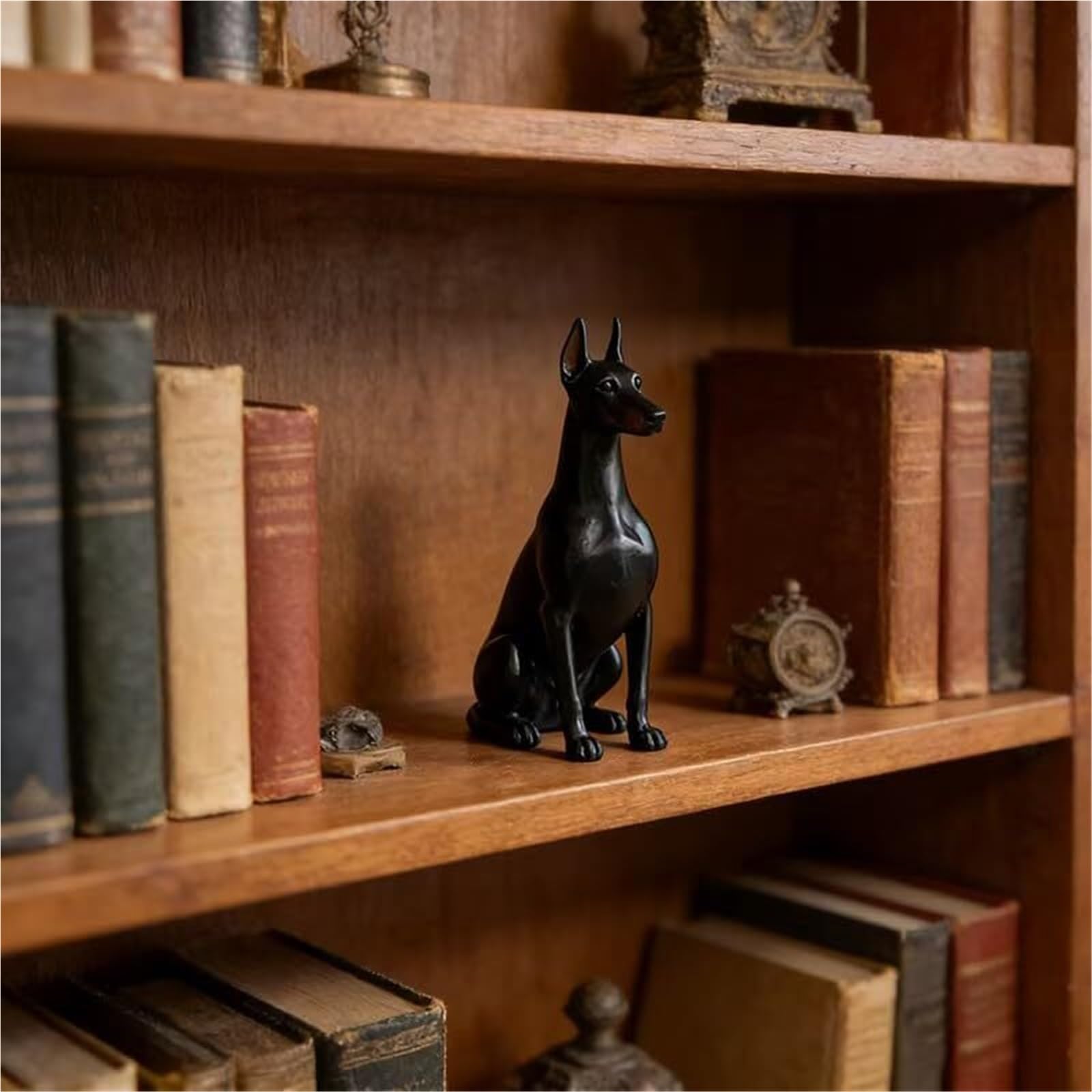 Dekoracja biurka dekoracyjna figurka psa dobermana z żywicy czarna pozycja siedząca dekoracja domu akcent Esculturas y Accesorios Decorativos