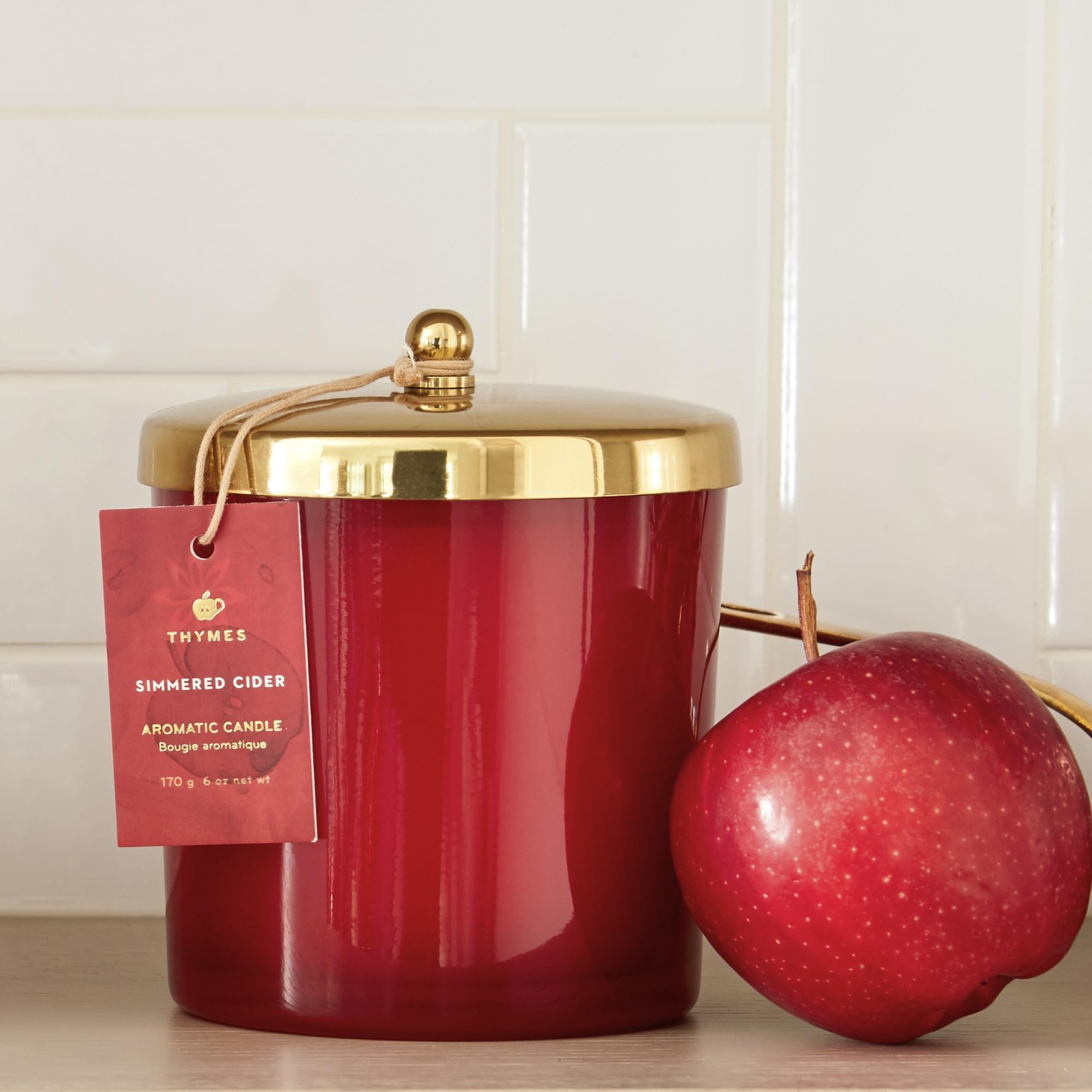 Thymes Simmered Cider Harvest Red Poured Candle - ciepła i pikantna świeca zapachowa z nutami jabłka, goździków i kardamonu - luksusowy zapach do domu - czerwona świeca (368 g)
