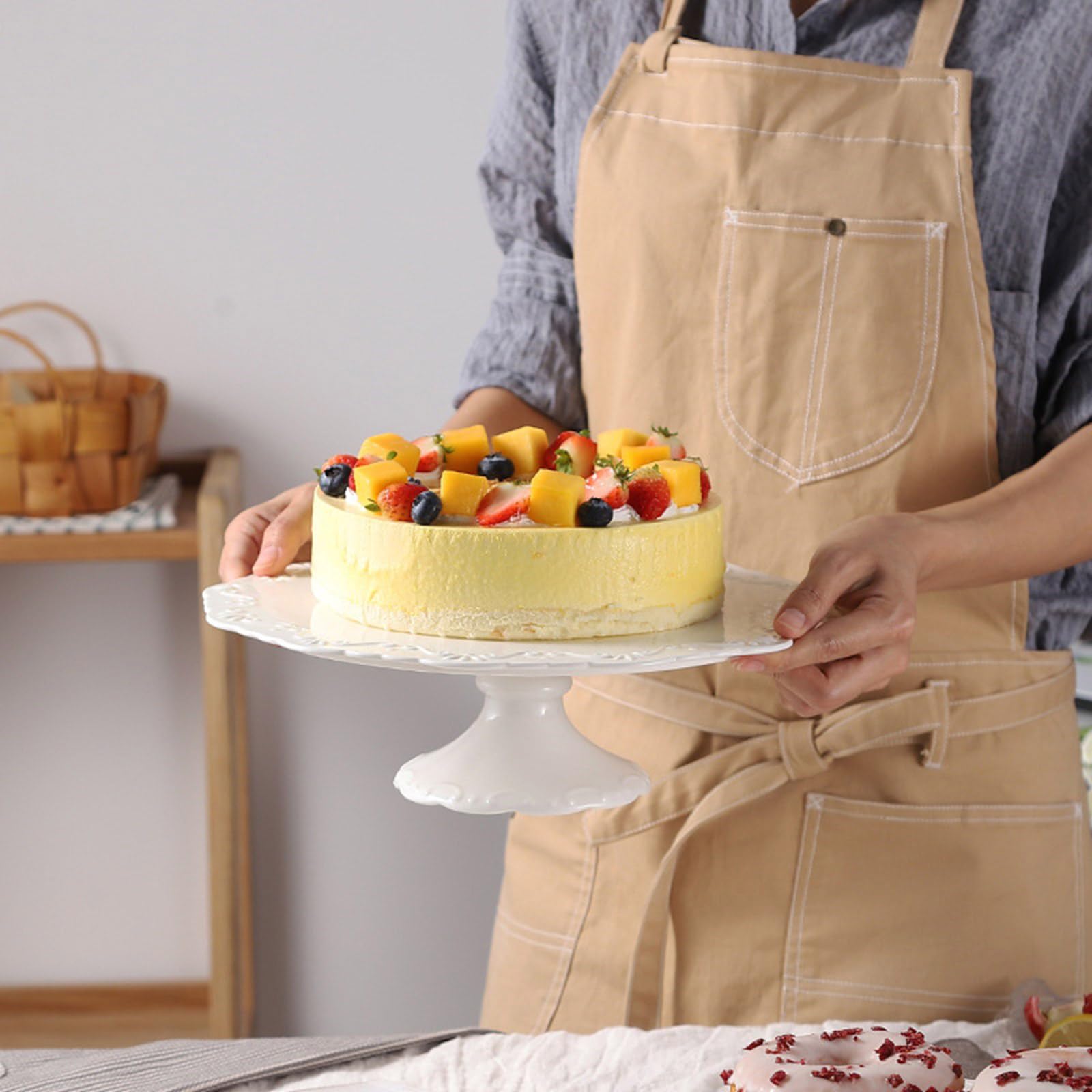 Alzata per Torta in Ceramica Prodotta per cuochi e Uso Domestico, caratterizzata da Arte Floreale in Rilievo, Ceramica Sana da Molto
