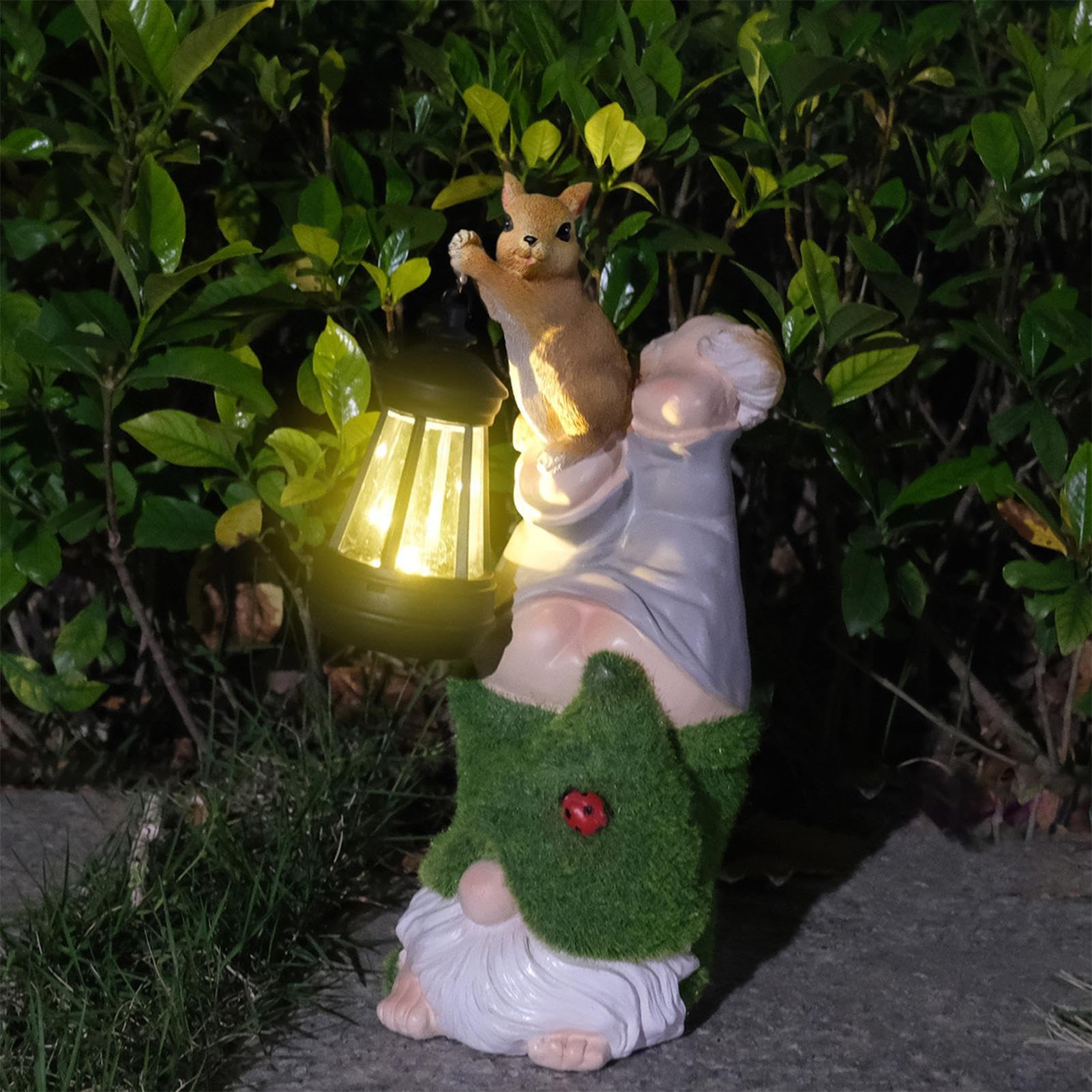 Nano da giardino per esterni, in resina resistente sbiadimento | Nano da giardino a energia solare con scoiattolo che porta lanterna per cortile, terrazza, aiuola, cortile, balcone e parco