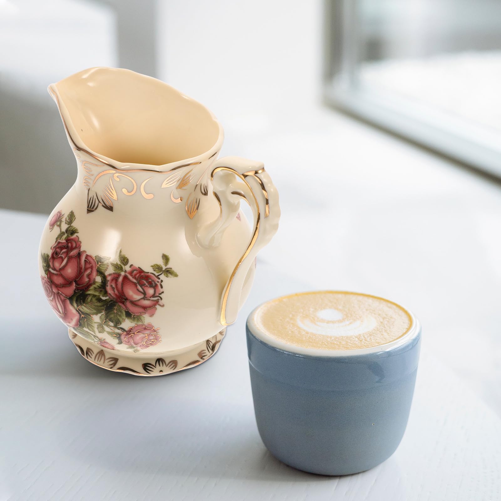 HOMSFOU Pot à Lait Pratique et Élégant Style Européen en Céramique 250ml Pichet à Crème Poignée Ergonomique et Motif Doré Vintage pour Servir Chaud