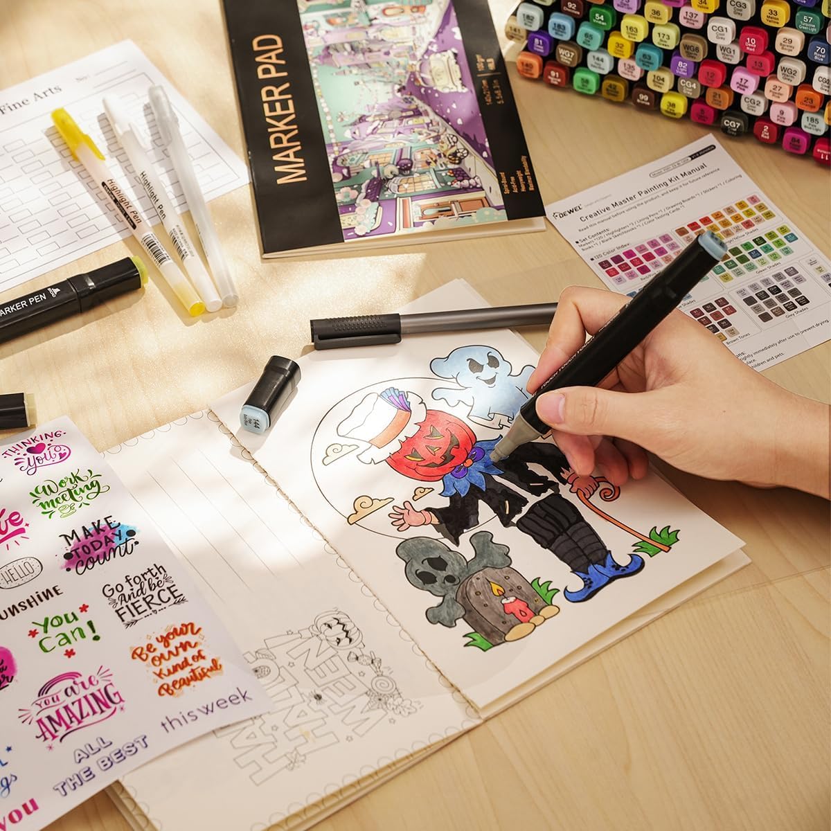 DEWEL 120 Farben Alkohol Marker Set - Doppelseitige Marker Filzstifte, Schnell Trocknende Marker - mit Skizzenbuch, Malbuch, Glitzerstifte und Fineliner - Ideal für Design, Malerei, Manga