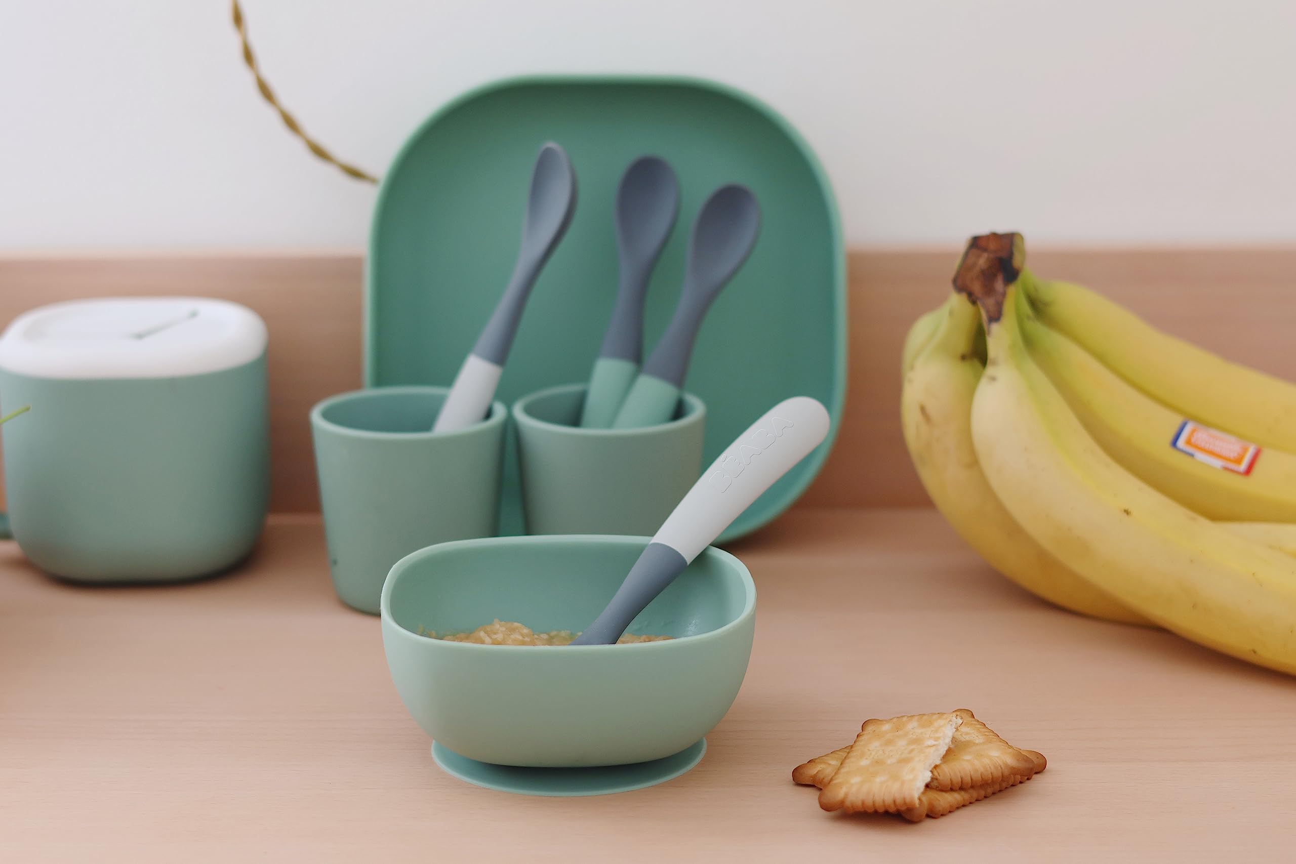 BÉABA Set 2 Cucchiaini Silicone Bebè 1ª Età – Dai 4 Mesi, Morbidi, Punta Arrotondata, Manico Lungo Ergonomico, Custodia Da Trasporto, Finitura Anti-Polvere – Argilla/Pralin