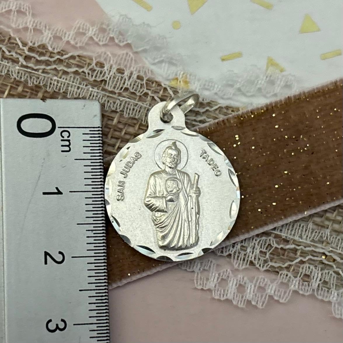 Medalla San Judas Tadeo, Plata de Ley 925, 21mm, Redonda con Borde Tallado, Diseño Religioso en Relieve, Estilo Clásico, Unisex