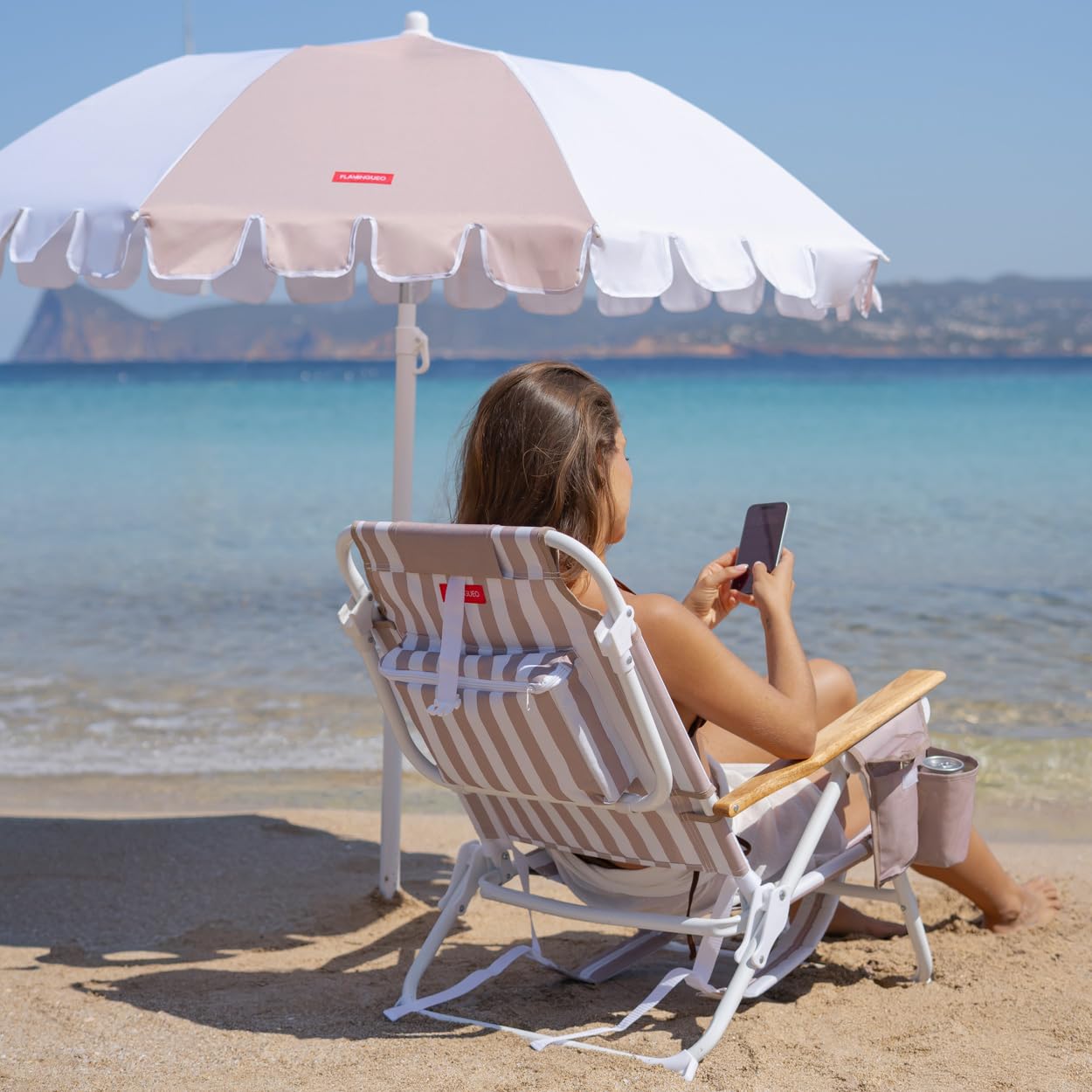 Flamingueo Chaise de Plage Pliante - 5 Positions d’Inclinaison - Poche Isotherme - Poche pour Mobile - Poignées Sac à Dos - Oreiller Ergonomique - Aluminium et Polyester - Beige