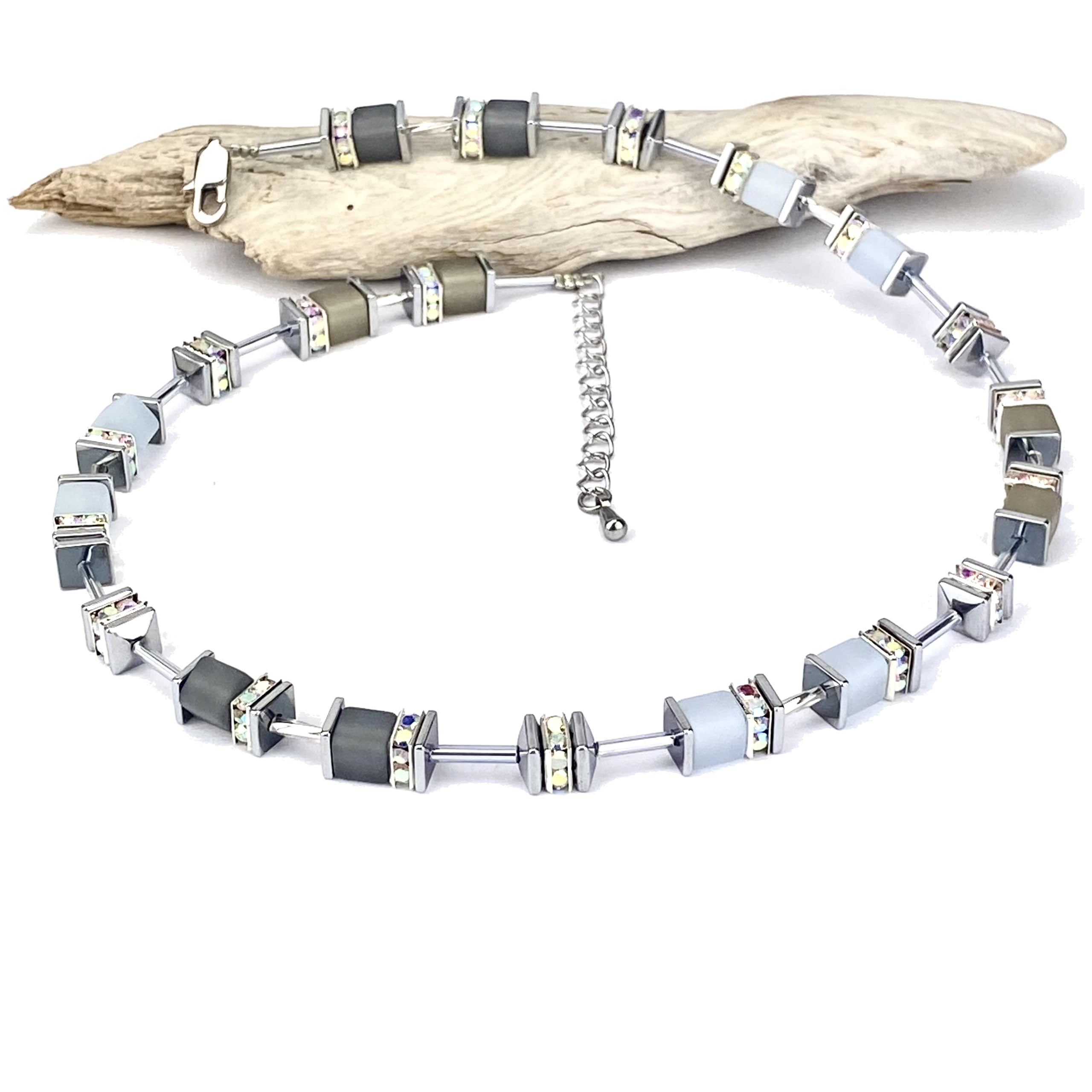 Handgemachte Hals Kette mit Polaris Würfel und Hämatit Edelstein sowie einem Edelstahlverschluss mit Verlängerung