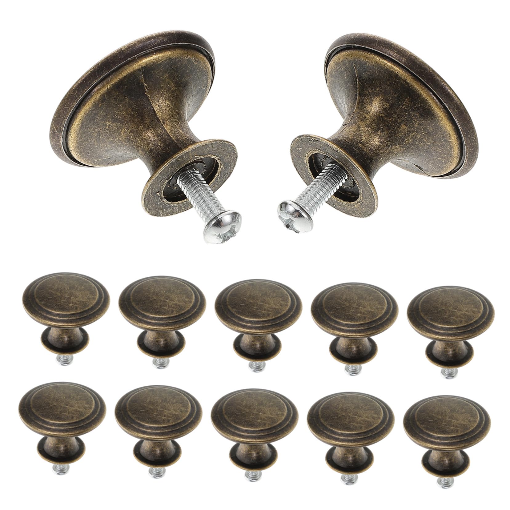 Boutons de meuble vintage pour remplacer des poignées usées et embellir une vieille armoire