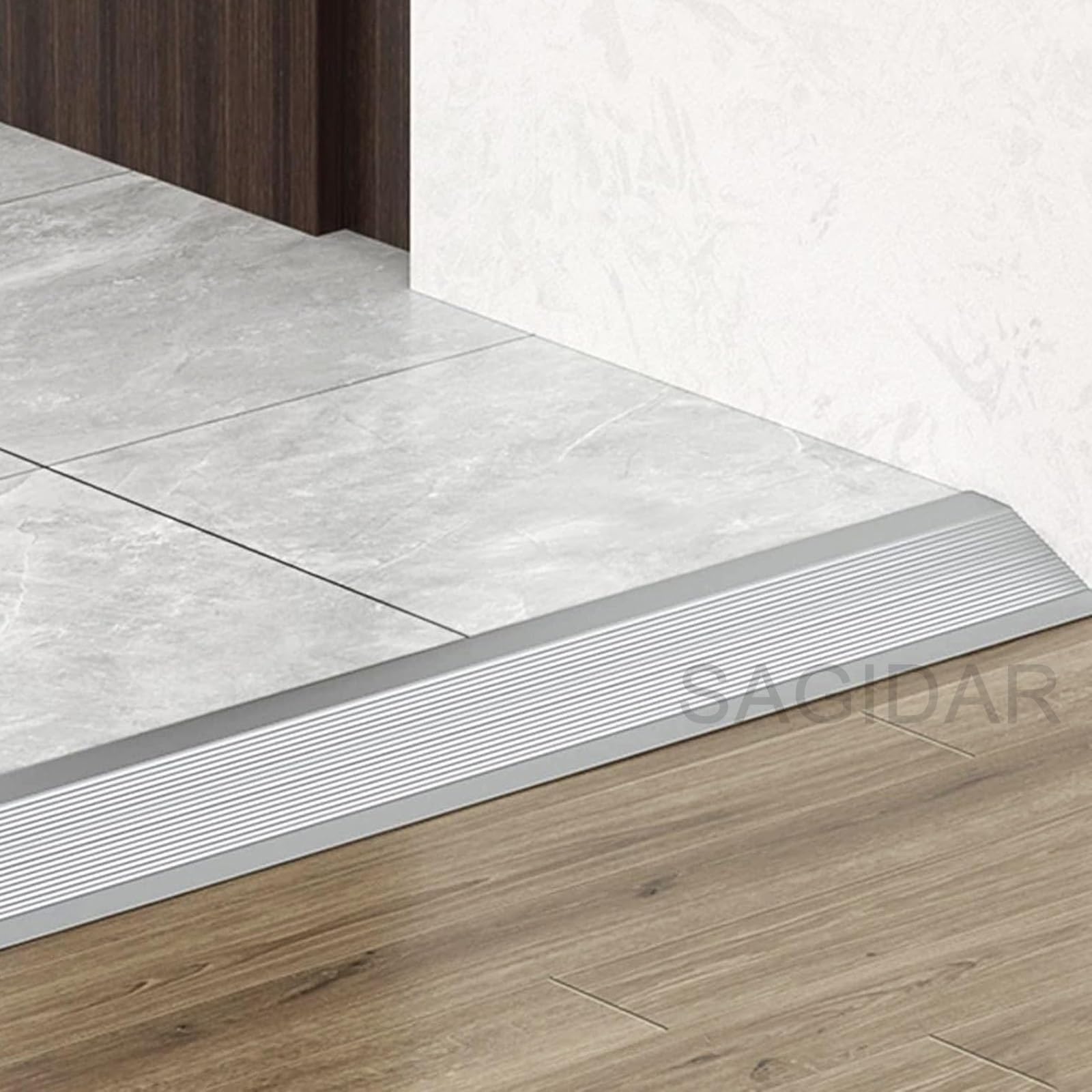 SAGIDAR Barre De Seuil en Aluminium, Baguette Recouvrement Raccordement D'espace, Rampe D'entrée pour Une Différence De Taille De 1-3,5cm, Facile À Installer, Bande Transition De 10cm Large