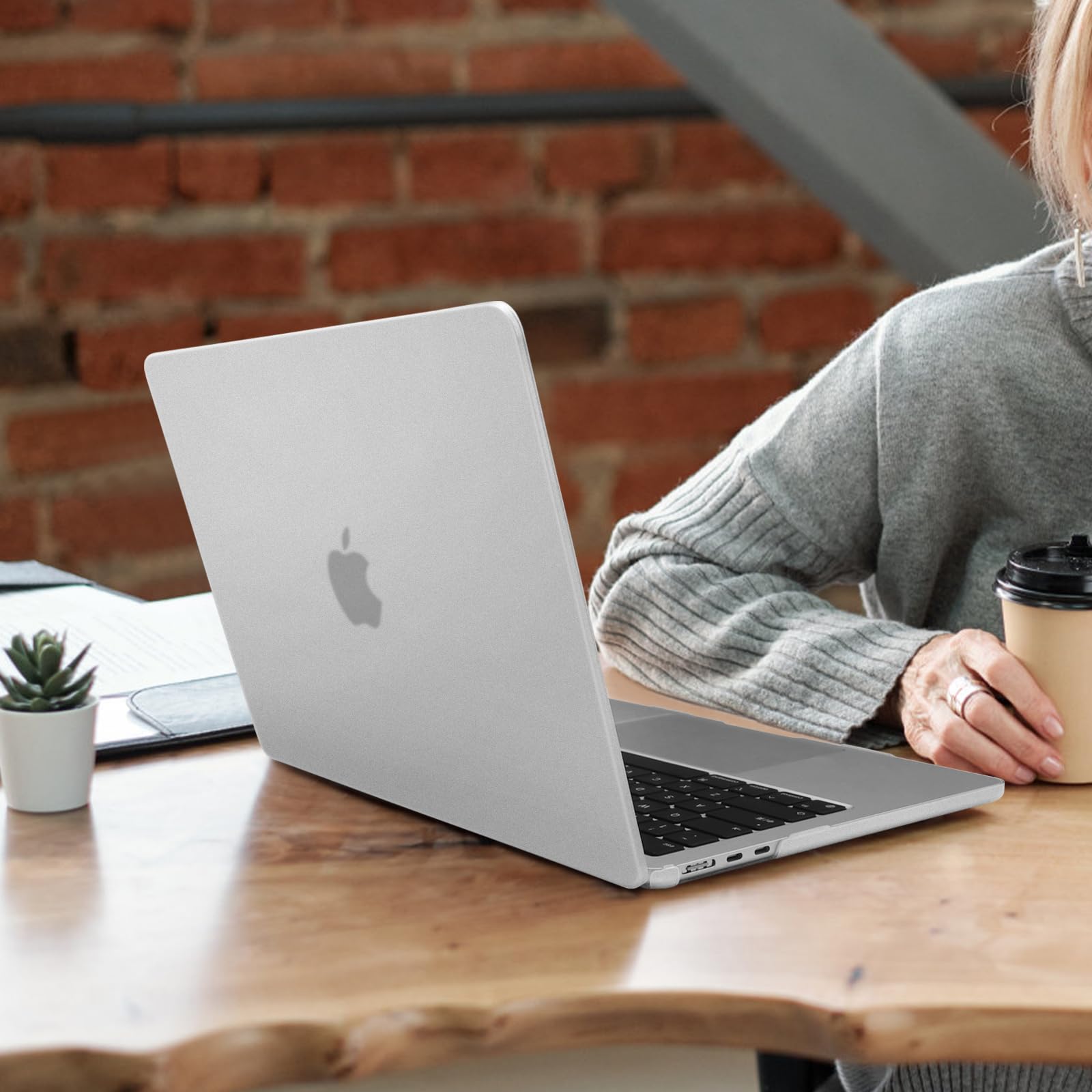 TECOOL Cover Smerigliato per MacBook Air 15 Pollici M4 M3 M2 2023 2024 2025 (A3241 A3114 A2941), Custodia Rigida Protettiva Ultrasottile in Plastica e Copritastiera UE, Trasparente Opaco