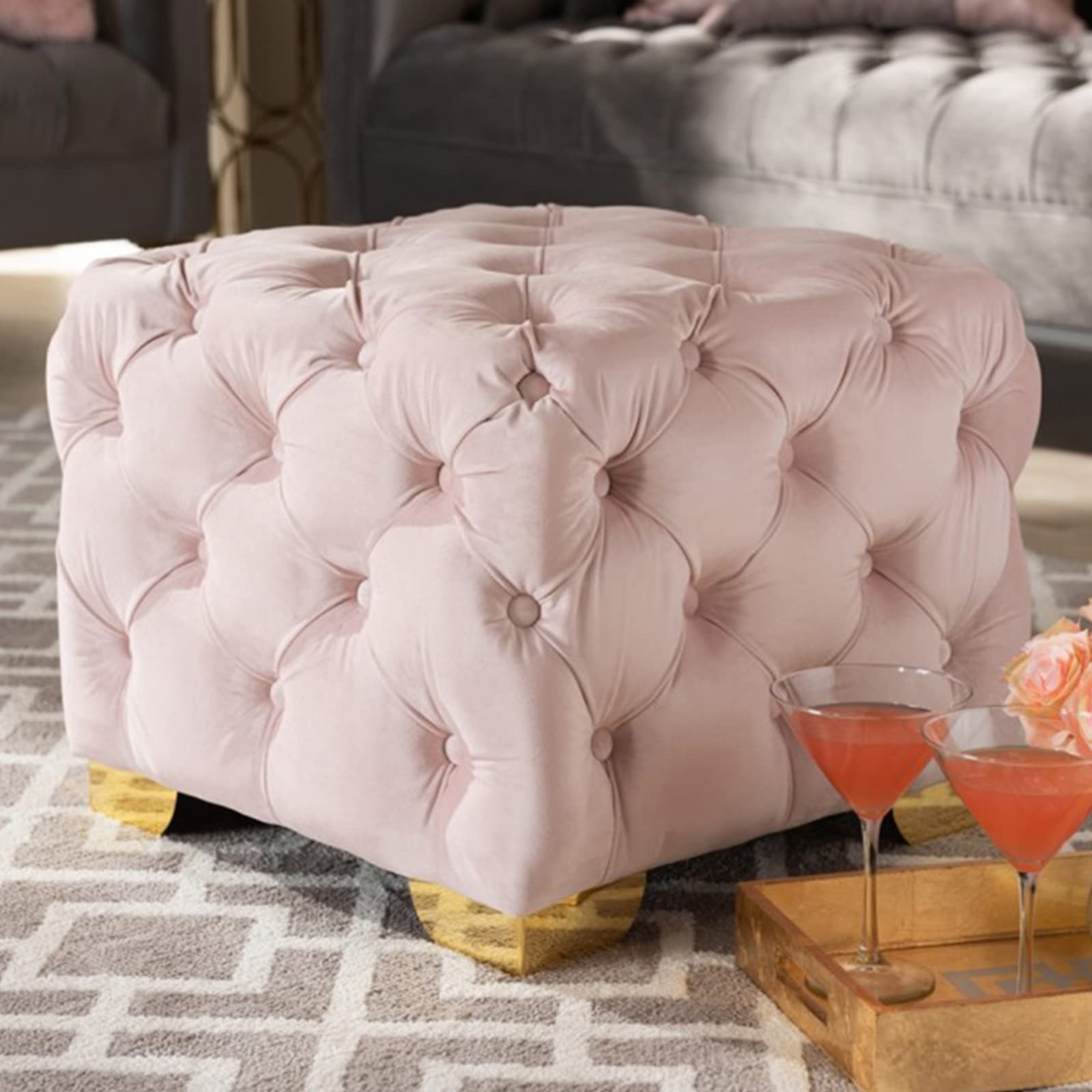 Pouf en velours compact pour optimiser le rangement et l'assise d'une entrée