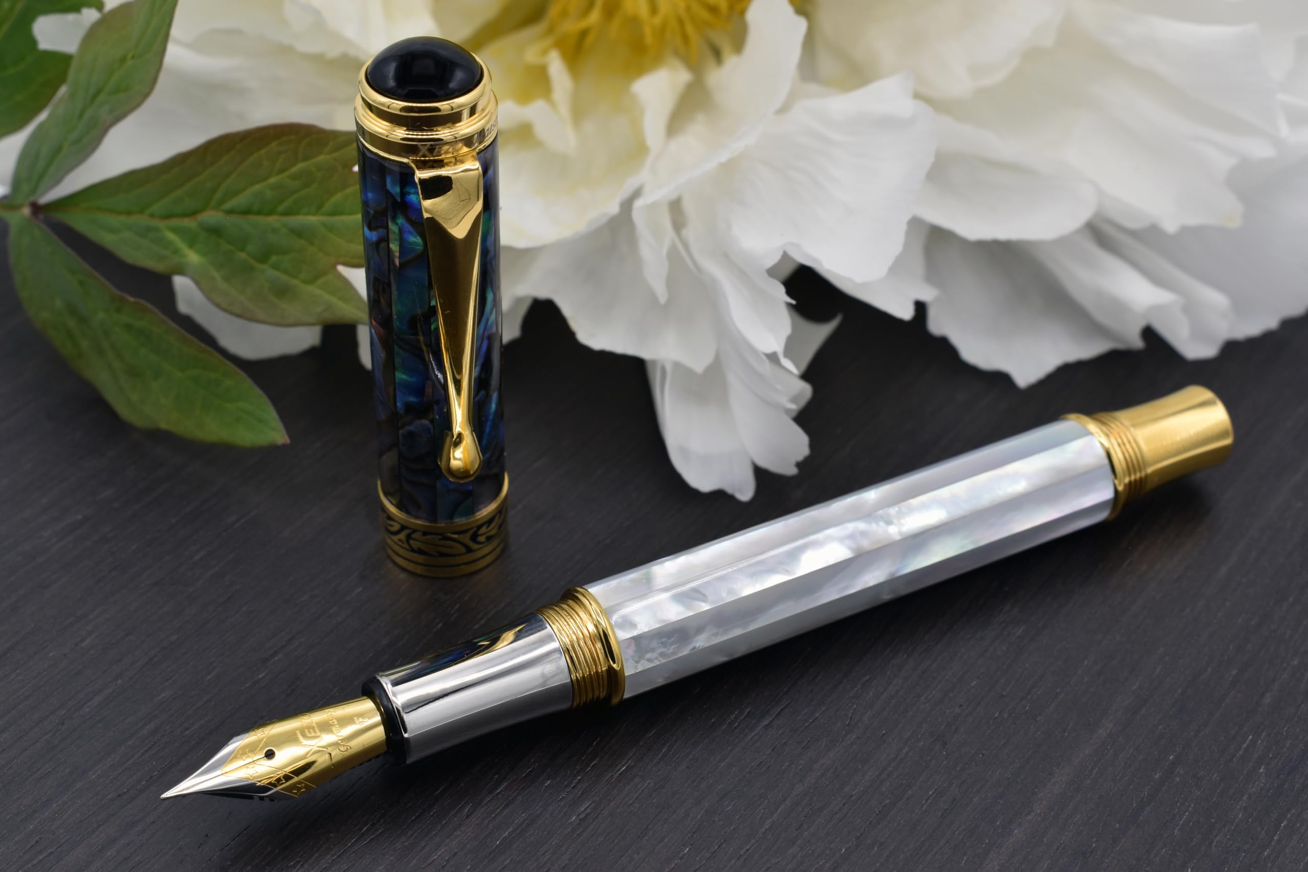 Xezo Penna stilografica Maestro, punta fine. Conchiglia madreperla bianca e conchiglia marina pāua di origine oceanica. Placcatura in oro 18 carati e platino puro. Unicità di design.