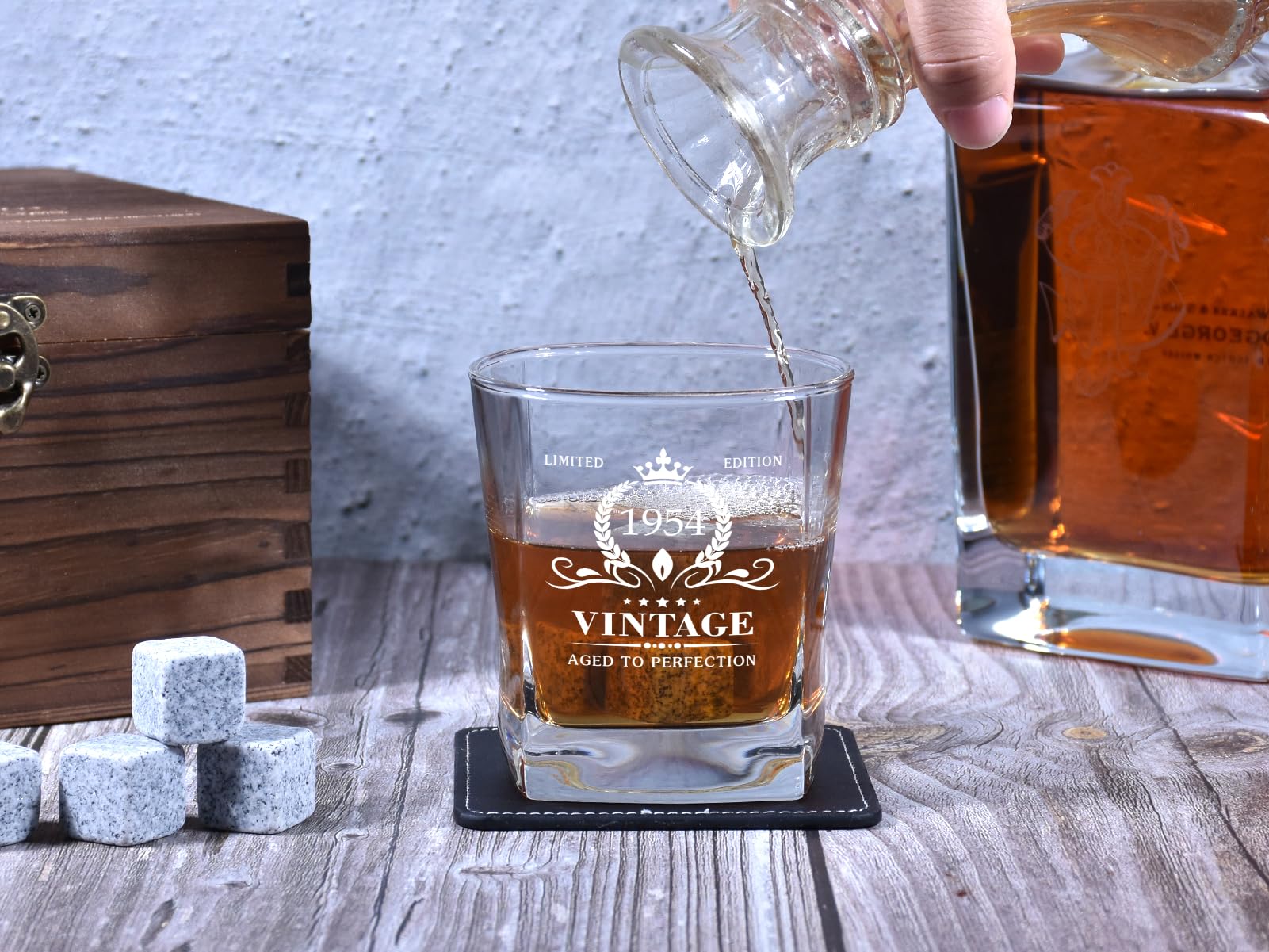 Bicchiere Di Whisky O Bevanda Alcolica Forte Vintage Scozzese Schizzo Monocromatico Inciso Disegnato A Mano Per Il Distintivo Poster Retro Simbolo Americano 74086016 - Foto 8