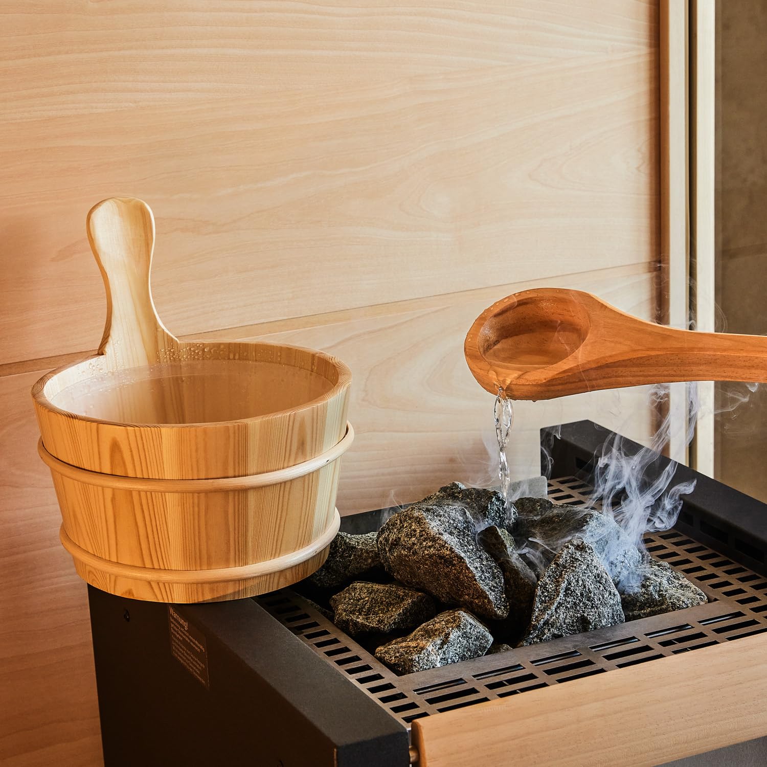 Klassisches Saunazubehörset 5-teilig aus naturbelassenem Holz mit Eimer 4l, Kelle, Thermometer & Sanduhr