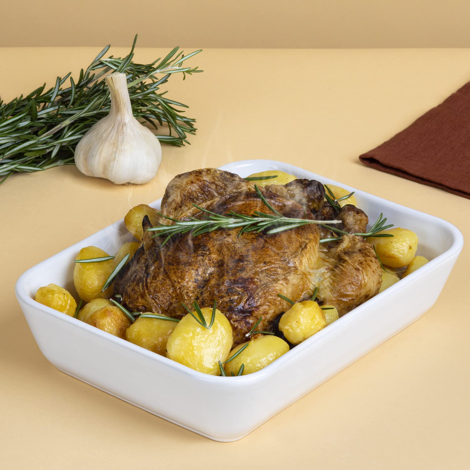 H.Koenig Mini Four Compact FO42, Capacité 42L, Température jusqu'à 230°C, 5 Modes de Cuisson, Minuteur jusqu'à 90 min, Chaleur Tournante/Rôtisserie, avec pince, ramasse-miette et tournebroche, 2000W