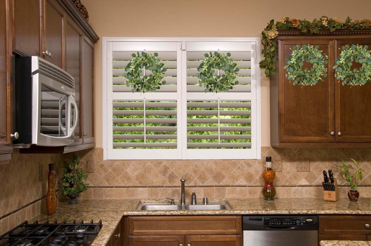 LSKYTOP Green Eucalyptus Wreaths 12'' Artificial Spring Summer Eucalyptus Leaf Wreaths with Berries for Home Farmhouse Front Door Decor - Image 4