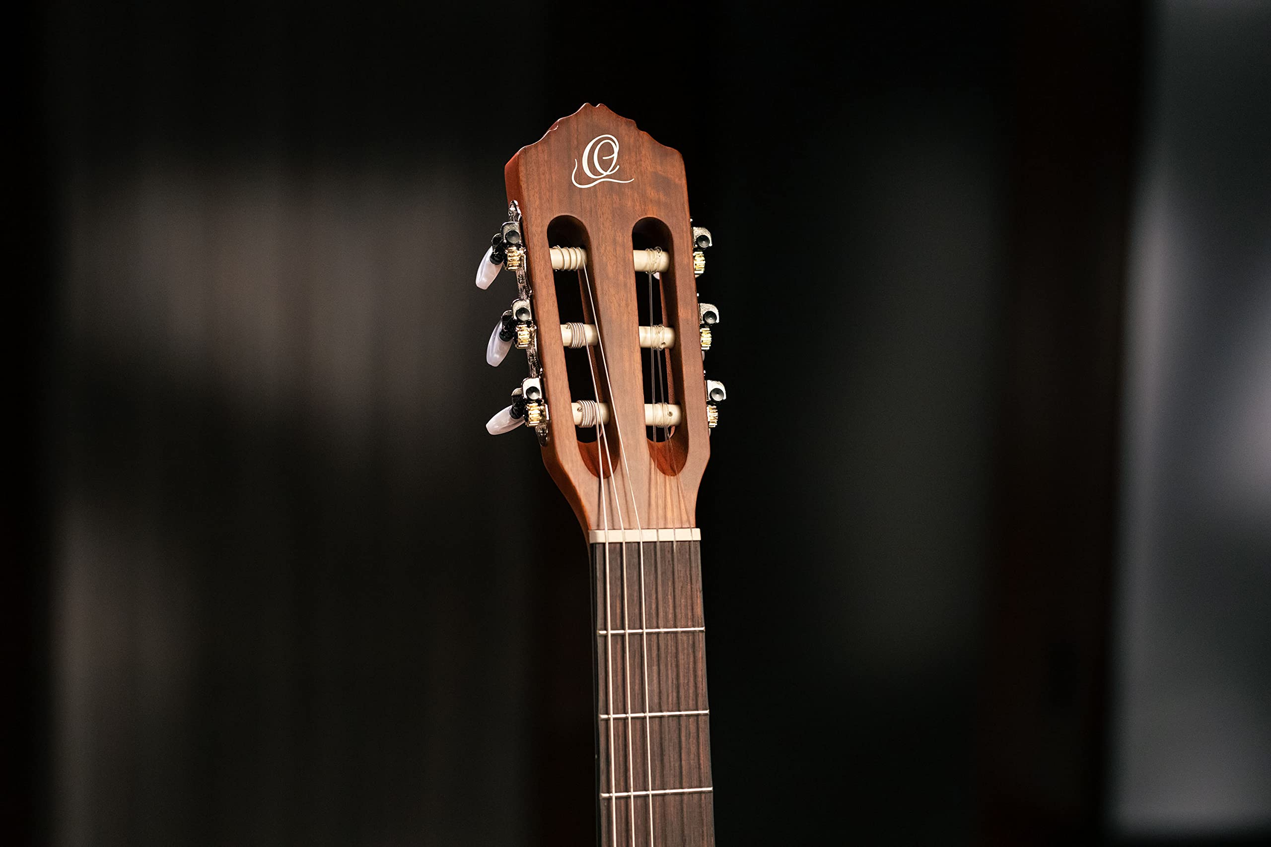 Ortega Guitars Chitarra Concerto Slim Neck Full Size - Serie Family - include Gig Bag - top in mogano/abete (R121SN)