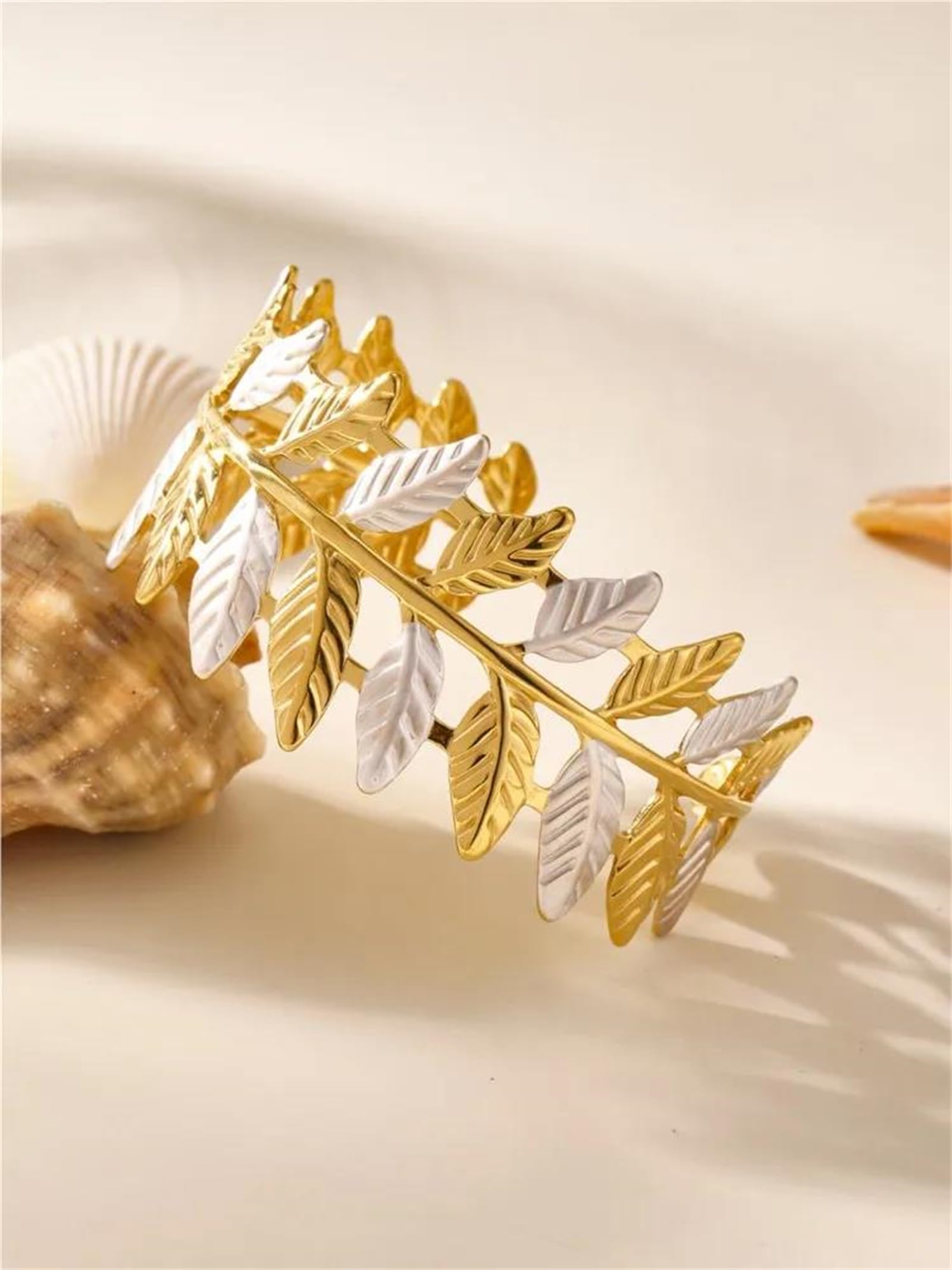 LLXYWJ Zweifarbiges, blattförmiges Edelstahl-Manschettenarmband für Damen mit 18-Karat-Vergoldung. EIN wasserfester, Nicht anlaufender Armreif für einen trendigen Stil