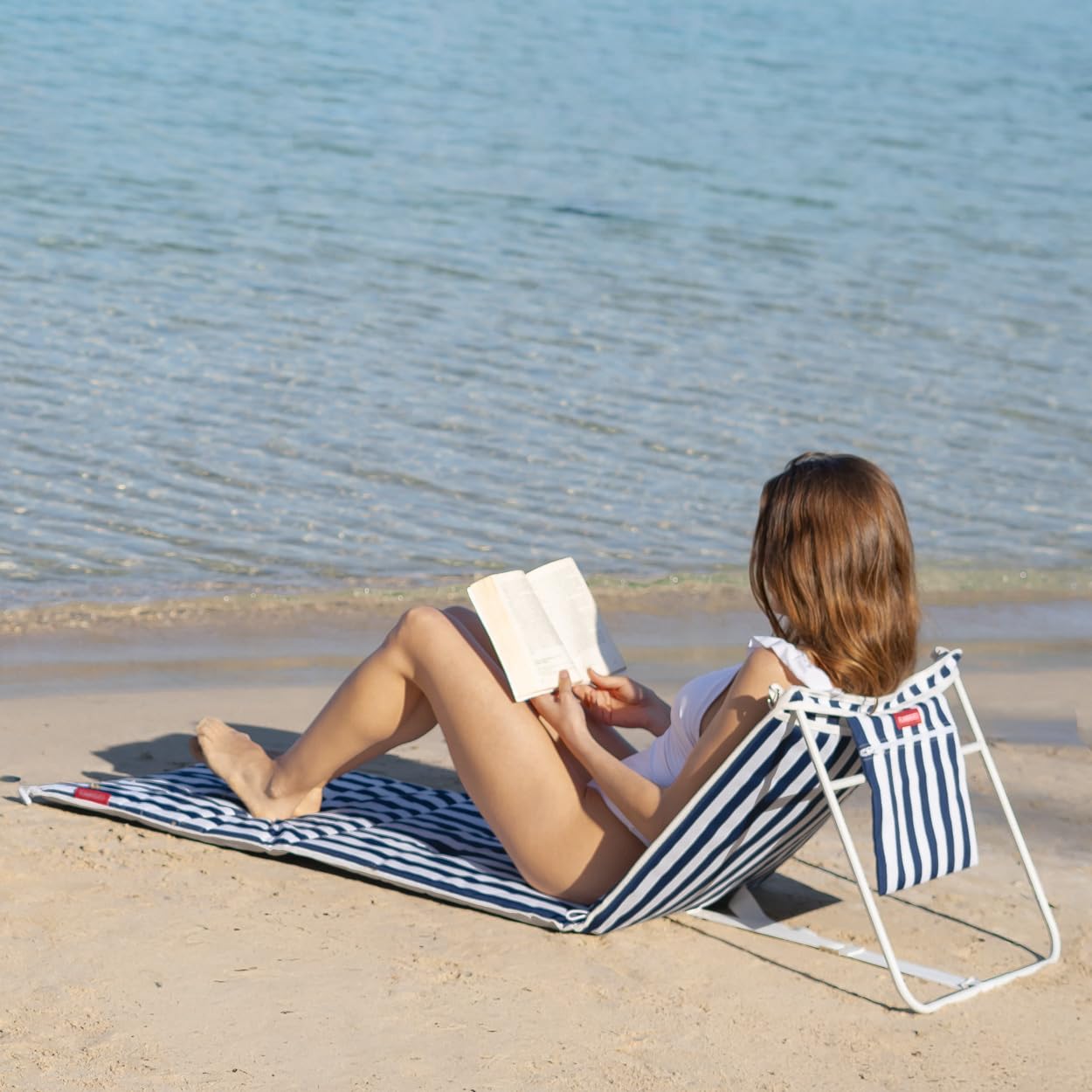 Flamingueo Chaise Longue Pliante - pour la Plage et Piscine - Inclinable - Transport Facile - Poche Arrière - Léger - Polyester - Bleu Marine