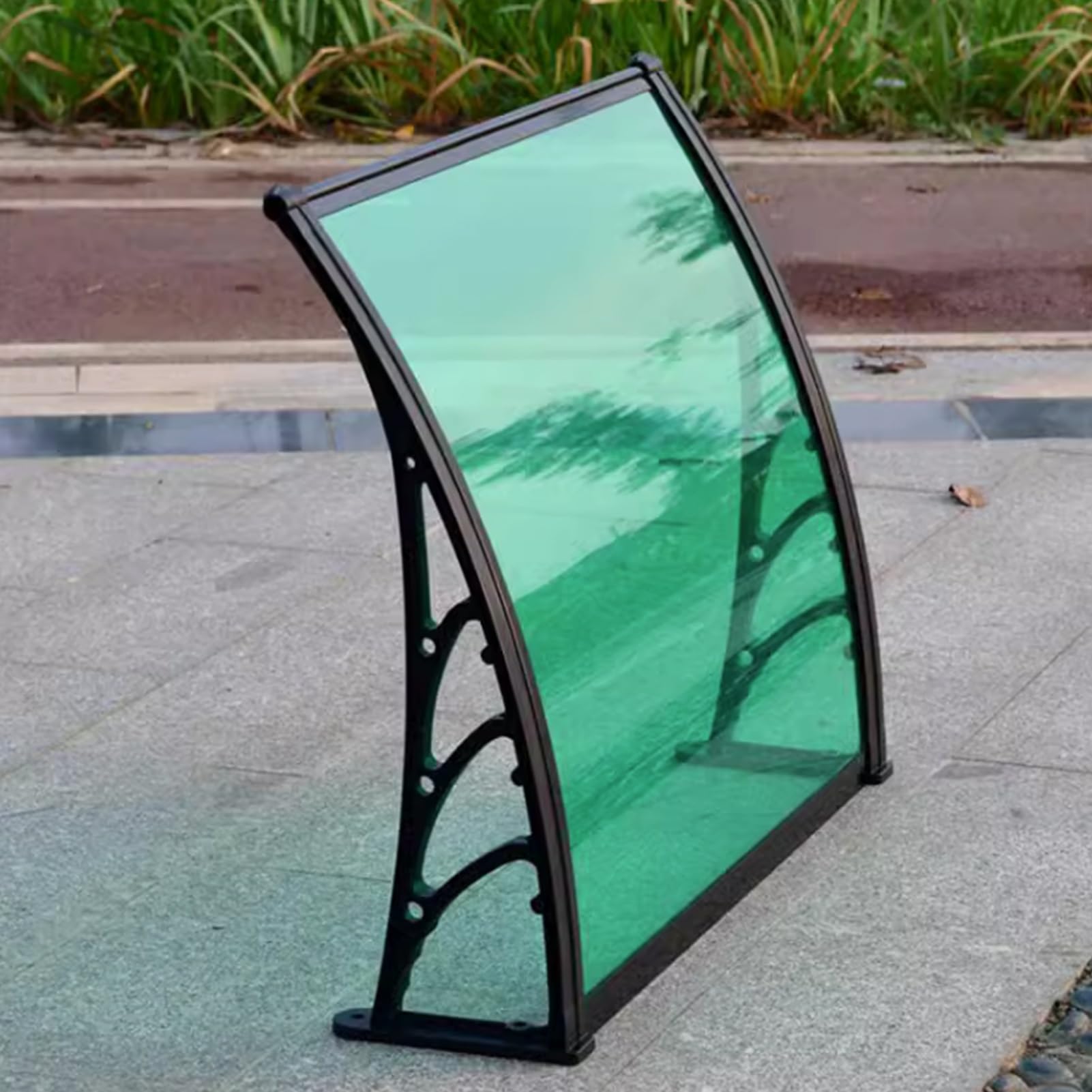 Auvent de porte d'entrée pour abriter vos invités de la pluie et du soleil