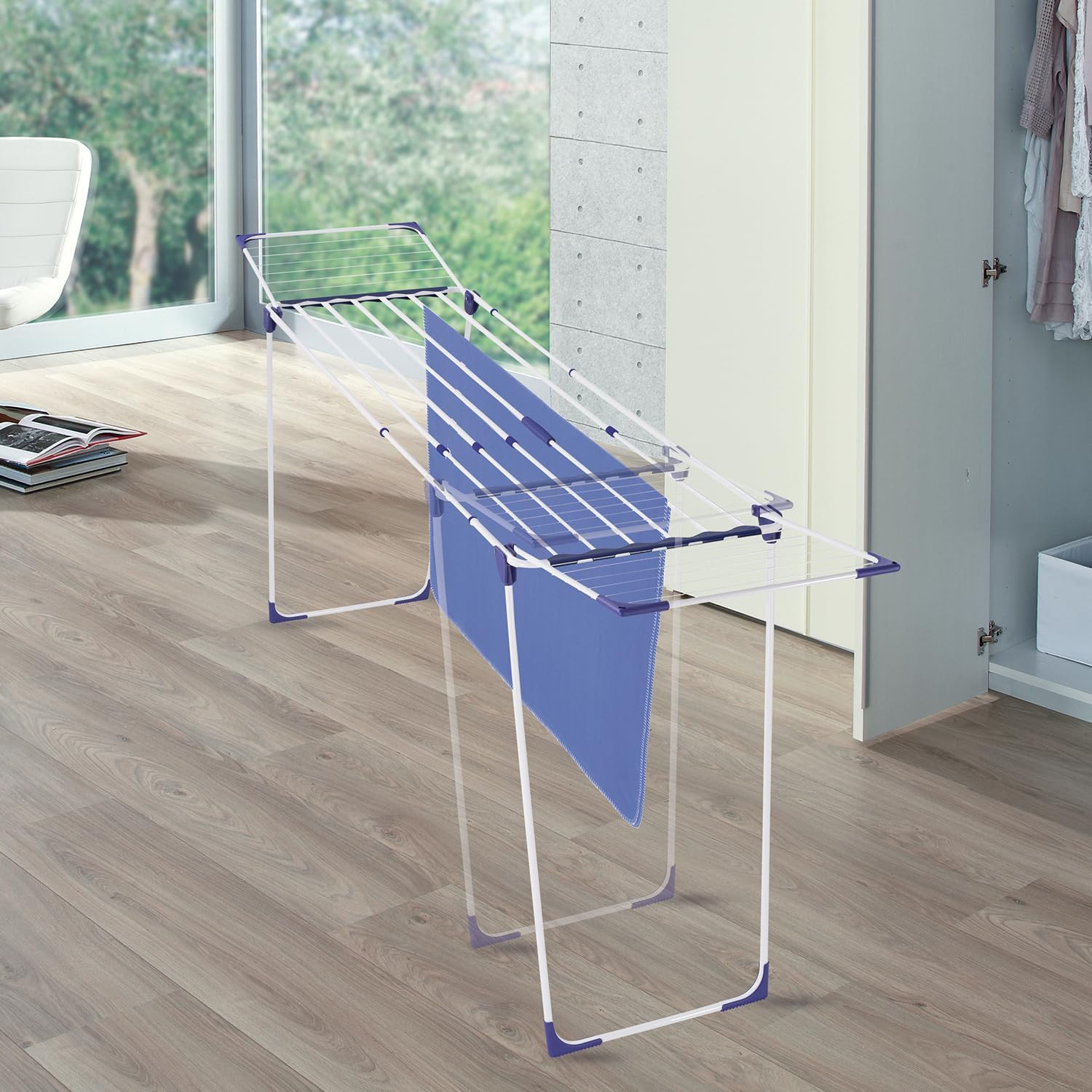 Leifheit Wäscheständer Classic Extendable 230 Solid, auf eine Breite von 184 cm ausziehbar, Standtrockner mit 23m Trockenlänge, Stabiler Wäschetrockner mit extradicken XL-Stäben, weiß, blau