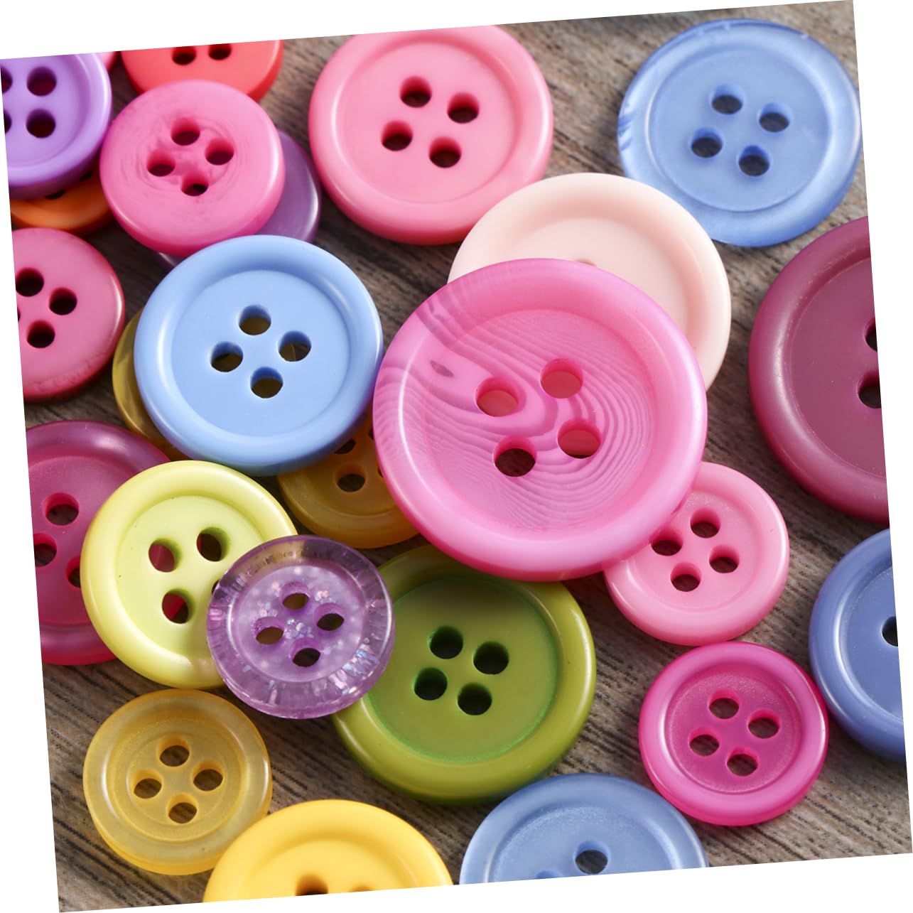 Runde Kunstharzknöpfe 600 Stück mit 2 und 4 Löchern | Bastelarbeiten und Scrapbooking, Wasserfest, Glatte Oberfläche, Mischgröße 1 bis 3cm