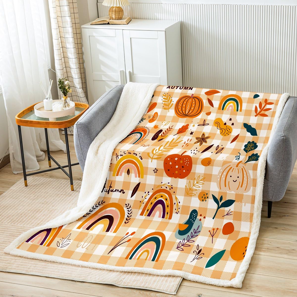 Couverture d'automne légère et chaude contre le froid sur le lit ou canapé