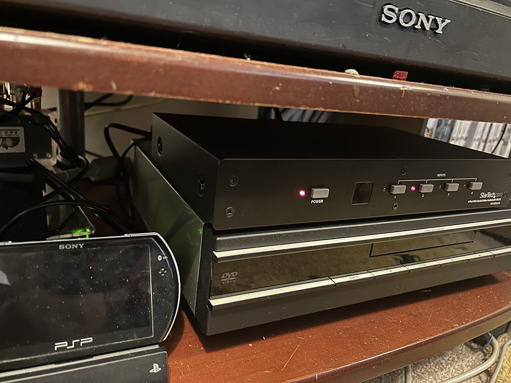 Works perfectly with startech vga 1 in 4 out switch