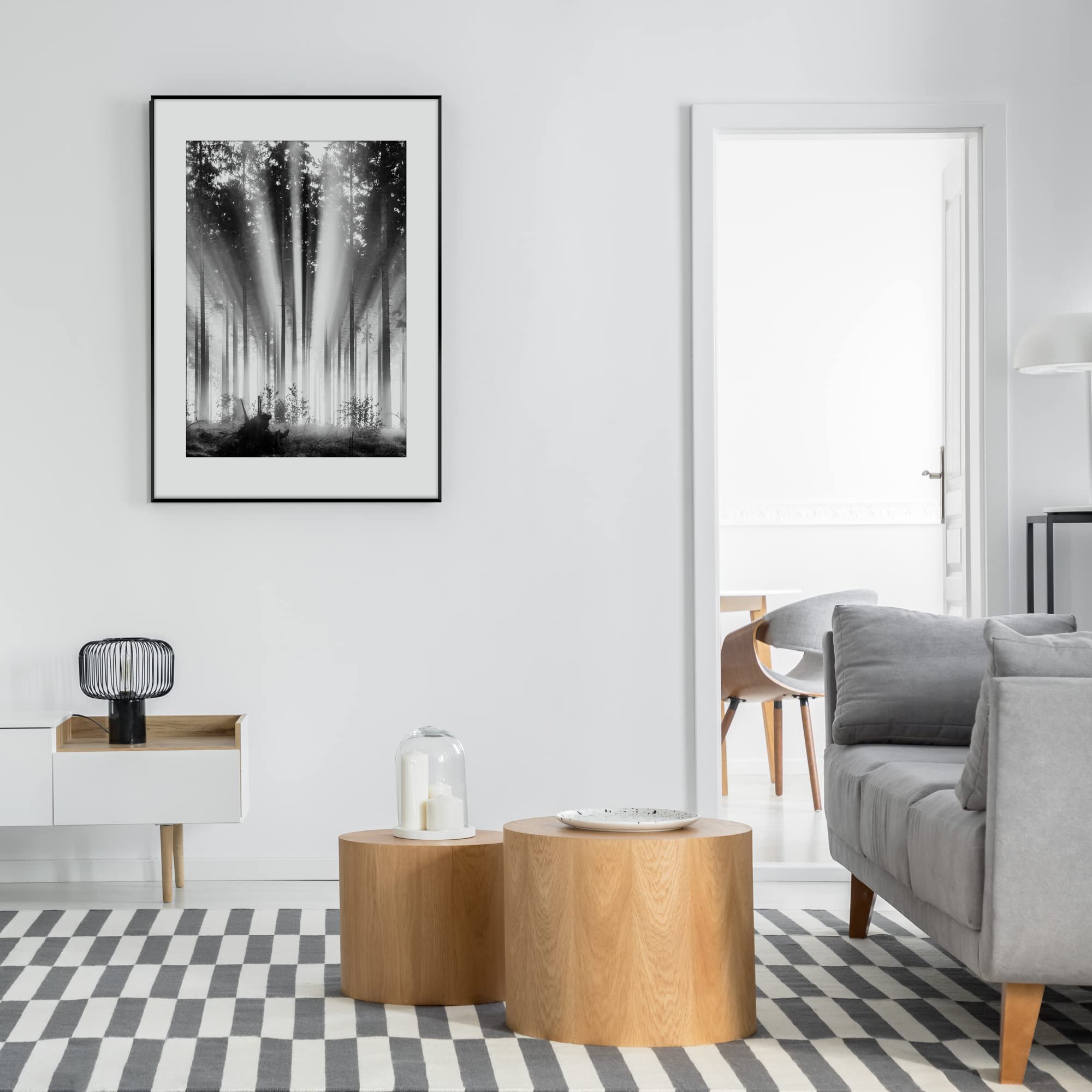 STYLER Rahmenbild Fog and Sun 50 x 70 cm | Artbox Die Schönheit der Natur in einem lichtdurchfluteten Wald schafft mit klassischer Farbgebung eine gemütliche Raumatmosphäre Wohnzimmer schwarzweiß