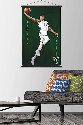Miniatura 7 de Trends International NBA Milwaukee Bucks - Póster de pared de Giannis Antetokounmpo 19, 22.375 x 34 pulgadas, paquete de póster y montaje prémium