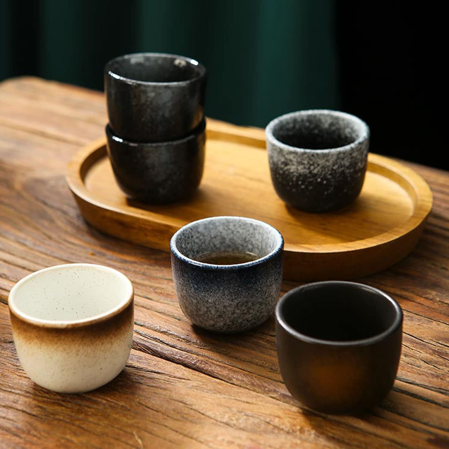 Set de Saké Japonais Bouteille de Saké en Céramique et Coupes de Saké avec Plateau en Bois pour la Maison ou Le Restaurant (1 Pot 4 Tasses)