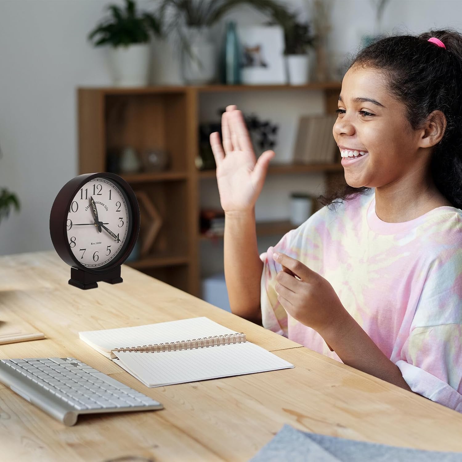 BESPORTBLE Retro 10-inch Mute Table Clock with Nostalgic Number Dial and Patterned Hands, Silent Desktop Decor for Bedroom and Living Room, Vintage Bedside Clock Without Battery