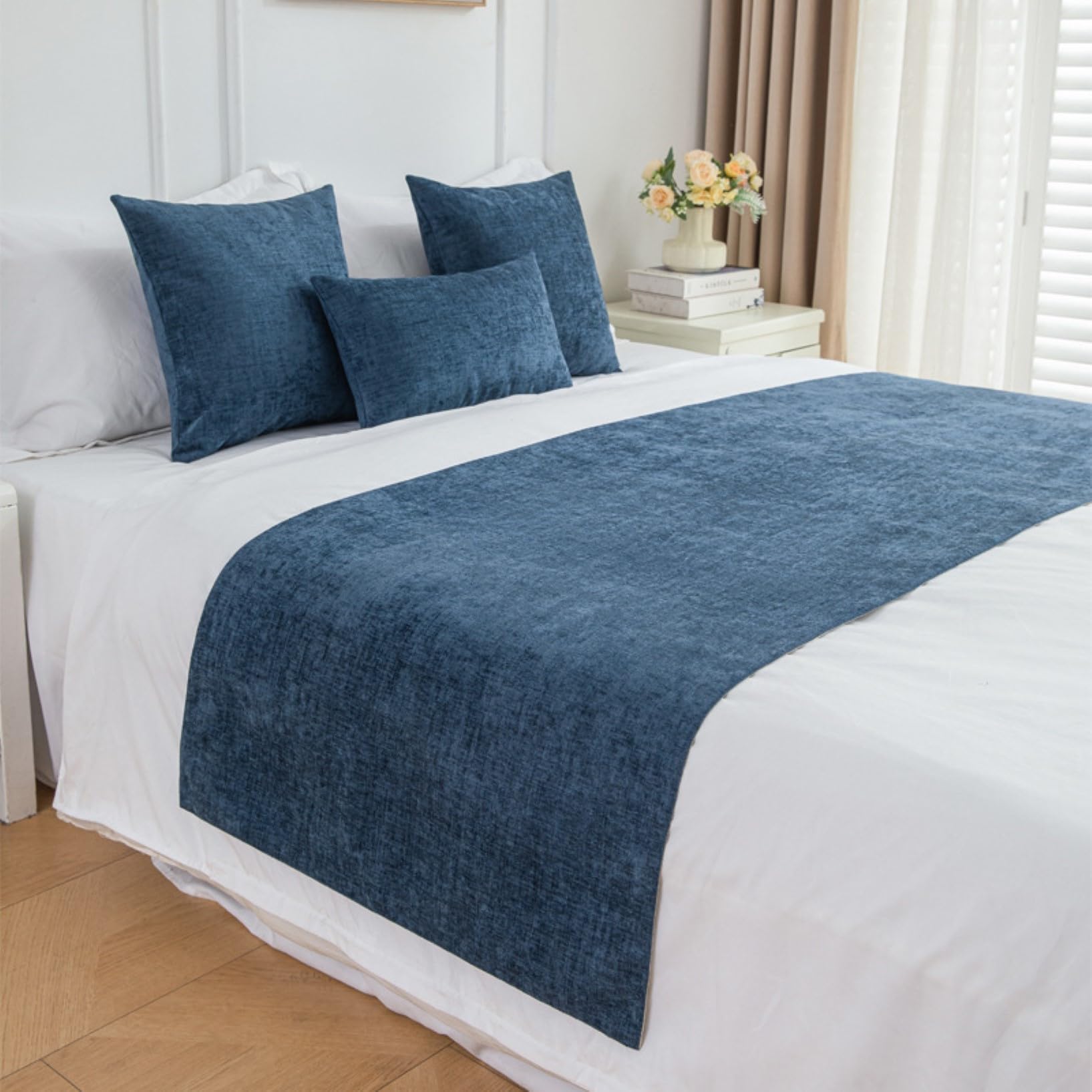 Chemin de lit bleu 45x260 cm pour une ambiance d'hôtel chez soi