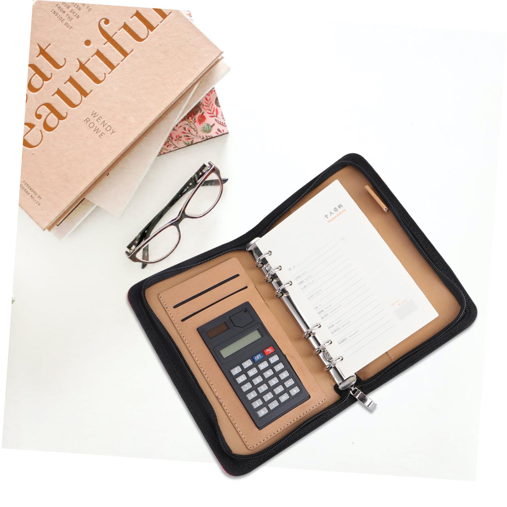 Raccoglitore A6 con Calcolatrice, Copertina in Pelle Sintetica Rossa, Design con 6 Anelli, Tasche Porta Carte e Chiusura con Cerniera per Uso Professionale e Riunioni