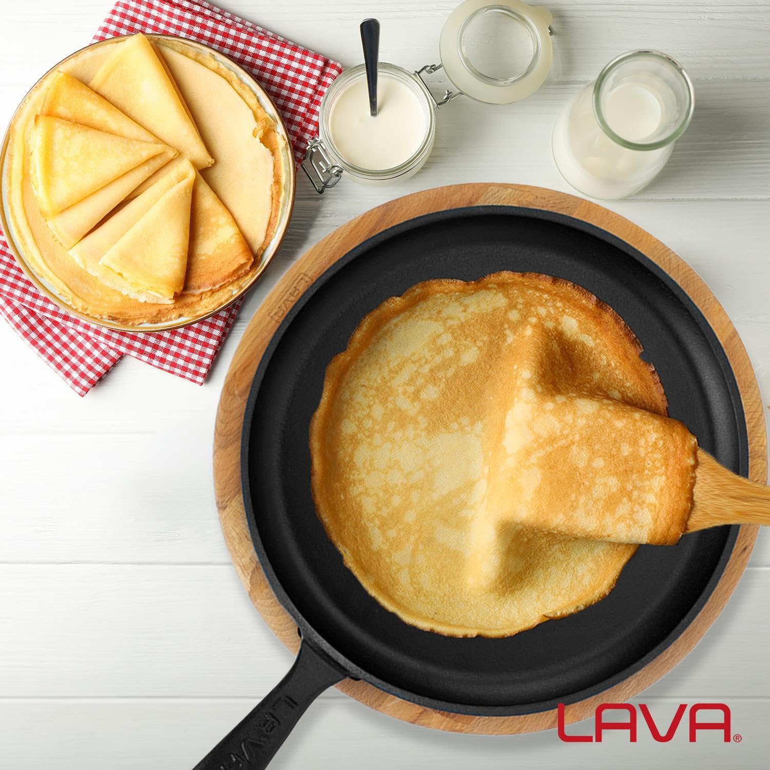 Lava Cast Crepes/Pizza/Pfannkuchen Pfanne rund mit Metallgriff und Holzunterlage, 26cm