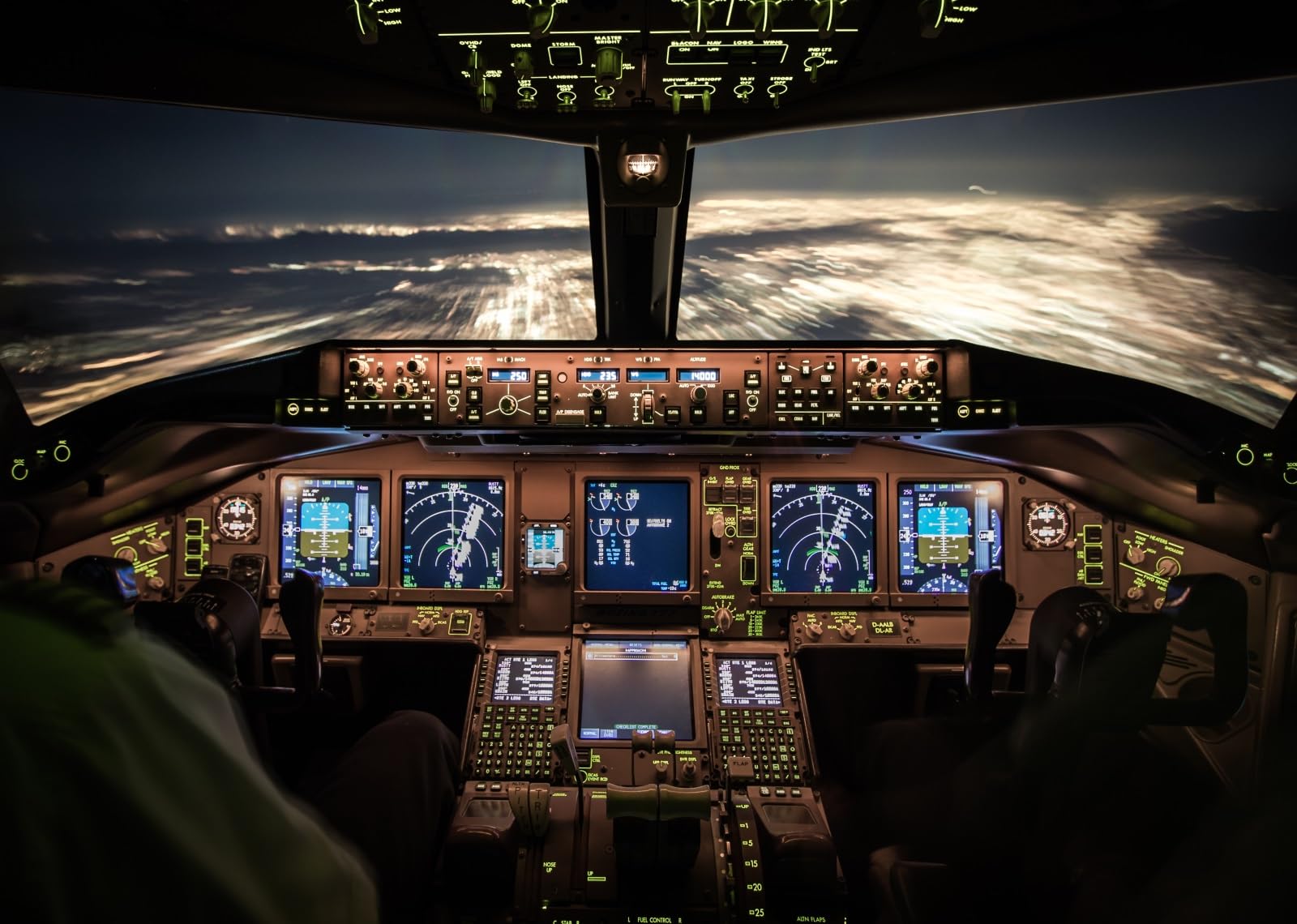BELECO 5.2x3m Fabric Cabina Aereo Notturna Sfondo Fotografico | Scenario Realistico Della Cabina Di Pilotaggio Con Comandi Illuminati E Cielo Notturno Per Feste E Ritratti