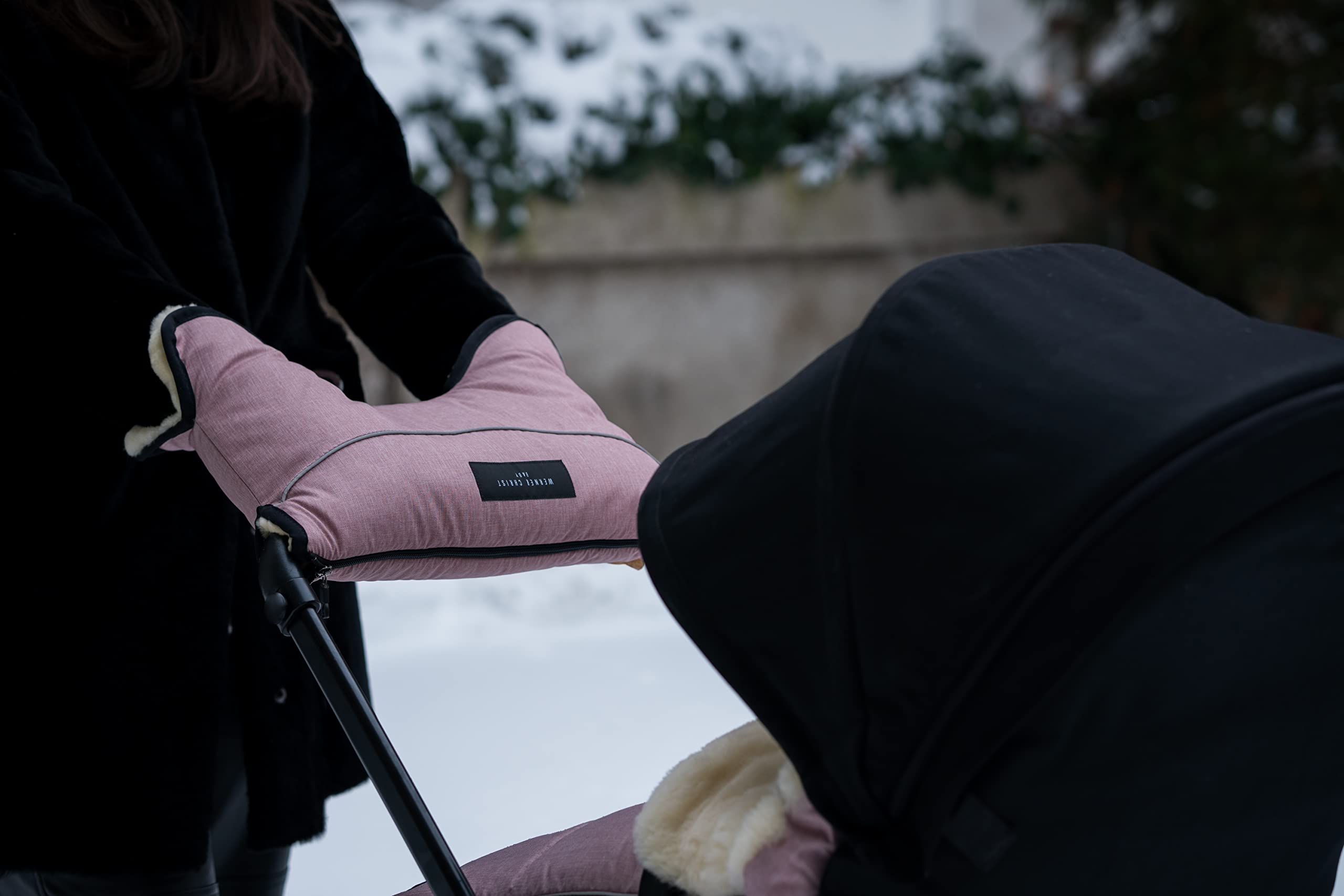 Kinderwagen-Muff aus Lammfell von WERNER CHRIST BABY - MOFFY ist der ideale Handwärmer für Buggys aus medizinischem Fell, einfache Handhabung, Handmuff in schwarz