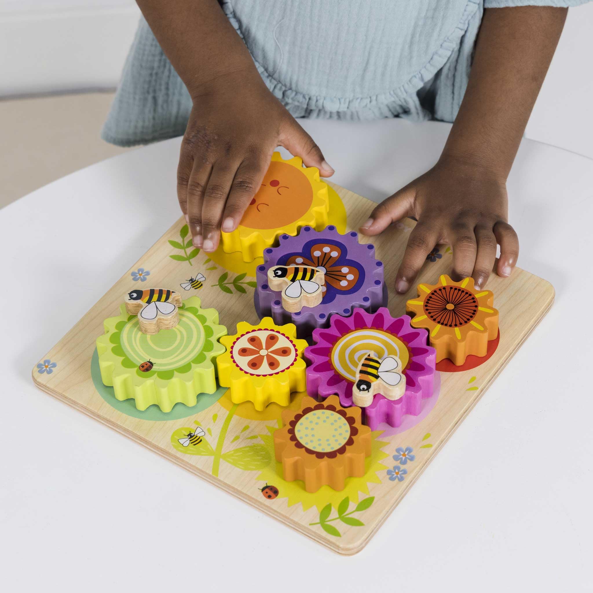 Le Toy Van - PL095 - Gioco educativo in legno per bambini 1 anno con 7 ingranaggi rotanti e 3 maniglie a forma di ape, giocattolo Montessori per lo sviluppo sensoriale e delle capacità motorie fini
