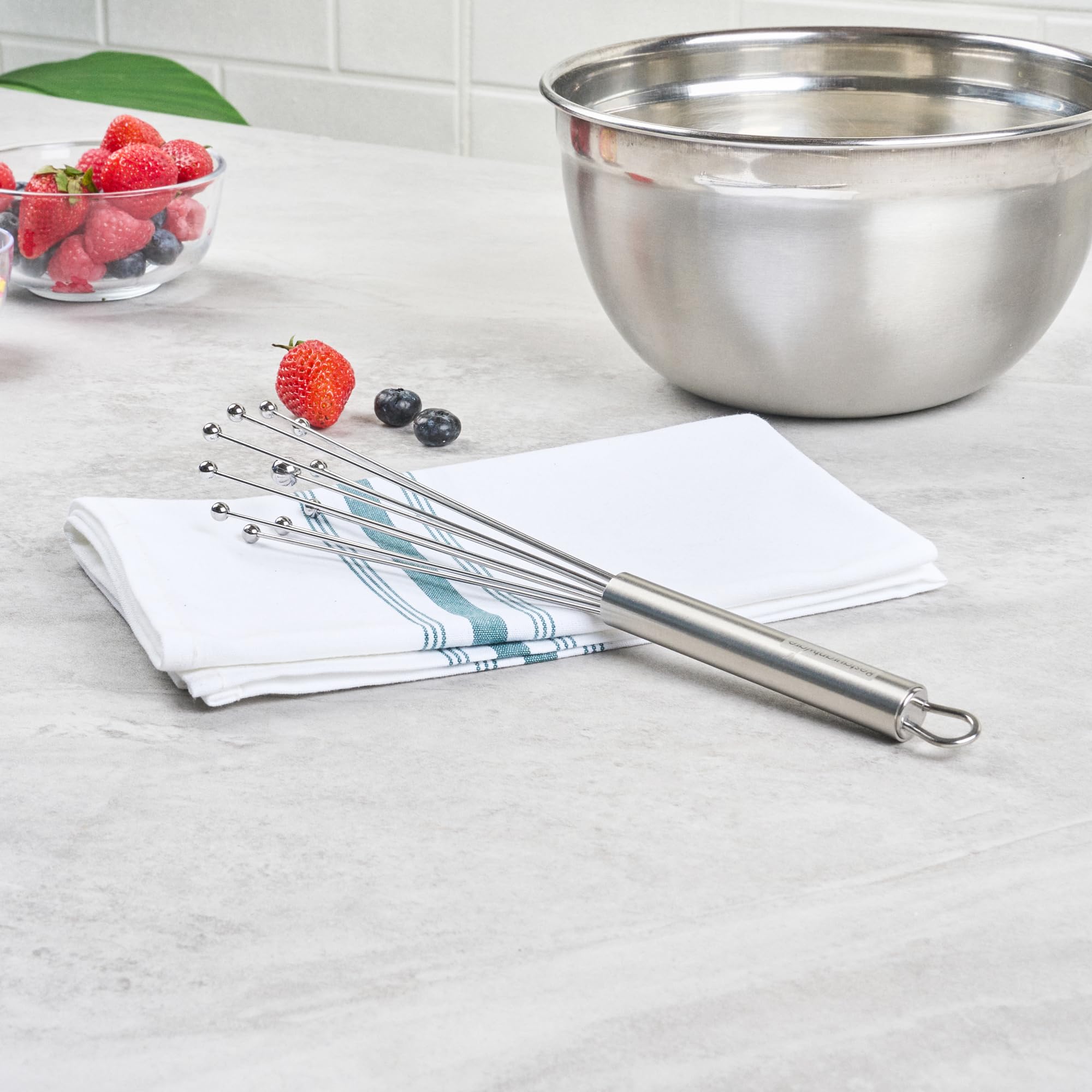 Restaurantware - Batidor de bola estándar alemán de 10.6 pulgadas, 1 batidor de cocina lavable en lavavajillas, mango ergonómico, duradero, batidor manual de huevos de acero inoxidable, adecuado para
