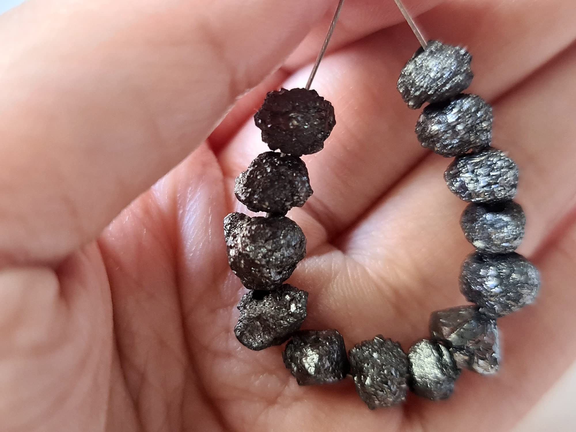 8–8,5 mm große schwarze Rohdiamantperlen für Damen, 2 mm großer, gebohrter schwarzer Diamant, loser Diamant, schwarze Rohdiamantperlen (1 Stück bis 2 Stück Optionen) – PDD54
