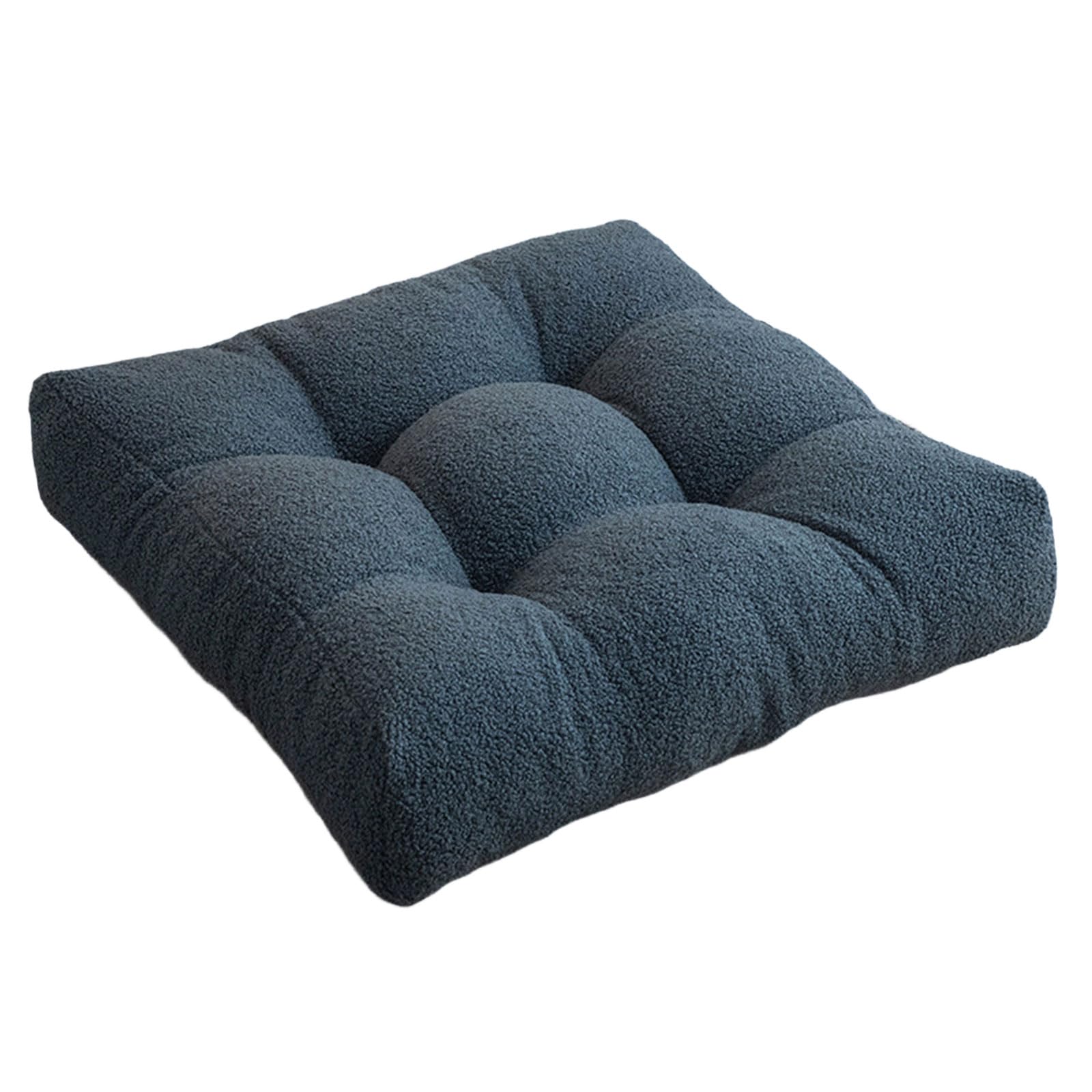 Coussin de sol en fausse laine d'agneau pour créer un coin lecture cocooning