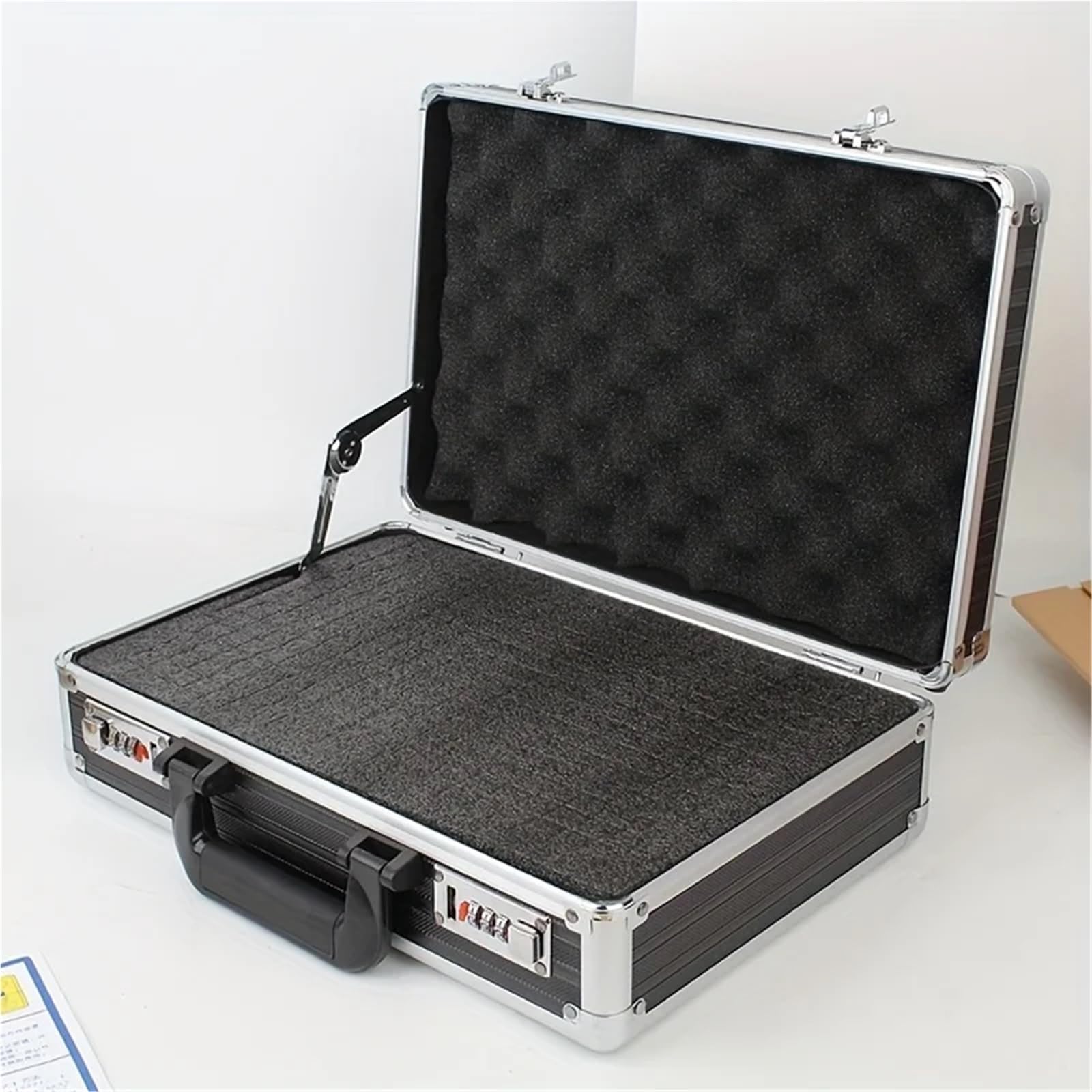 MaletíN De Aluminio Con Asa Caja de herramientas portátil con contraseña, caja almacenamiento equipo seguridad aleación aluminio esponja, protección contra caídas instrumentos precisión(White)