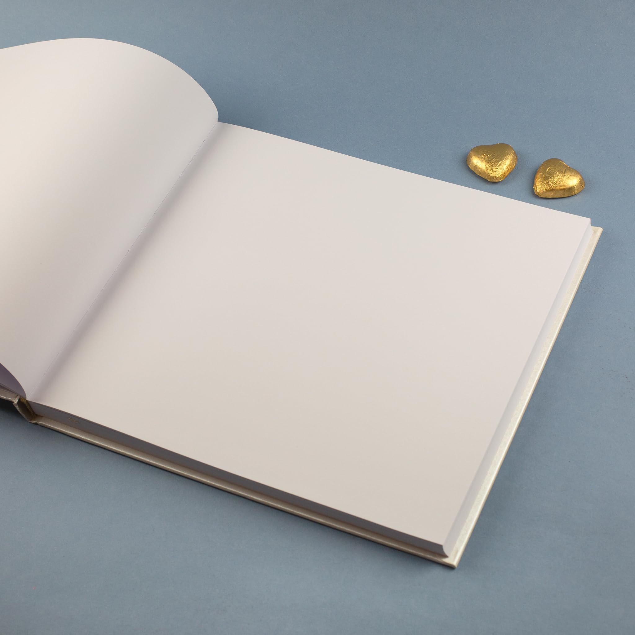 Herz & Heim® Personalisierbares Gästebuch zur Hochzeit – Edles Design mit LOVE-Prägung – Hochzeitsbuch für Erinnerungen – 176 Seiten – Hochzeitsalbum „Love“ mit Namen & Datum