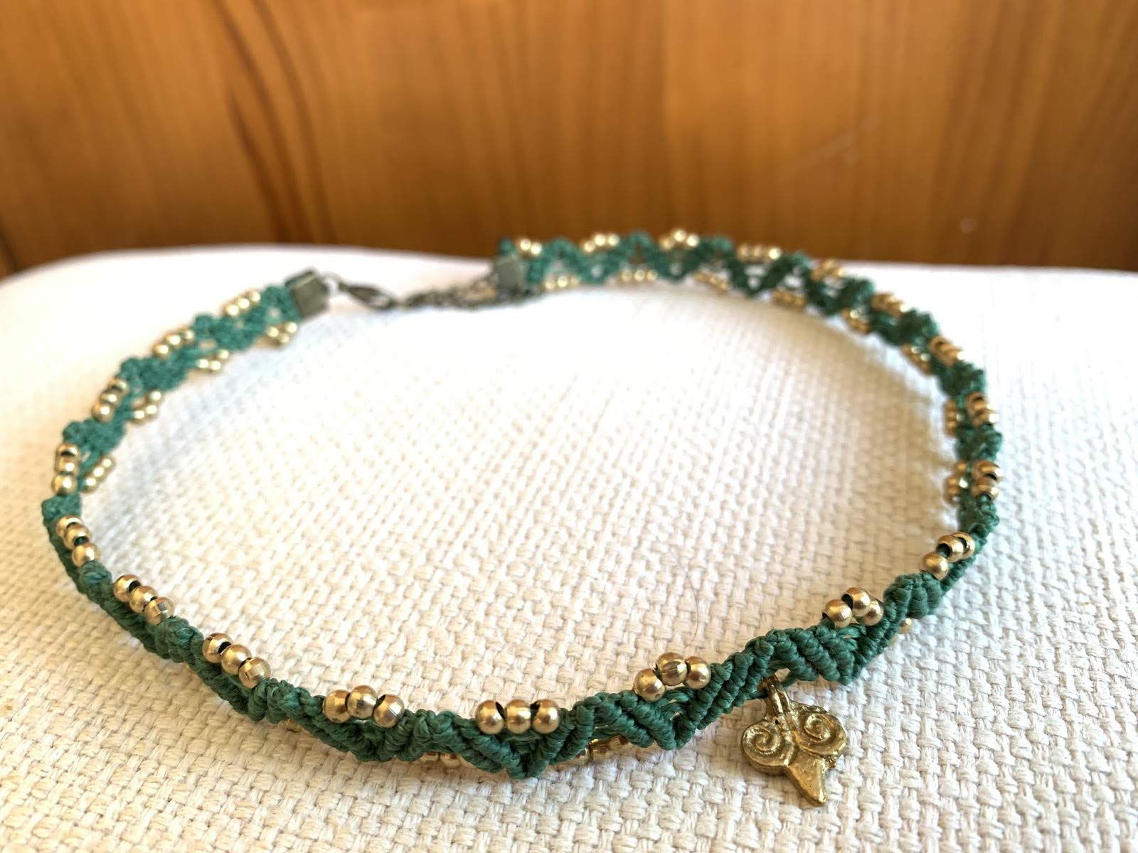 Gargantilla macramé verde hecha a mano con hilo encerado, cuentas de latón y adorno charm Cierre con cadenita para agrandar